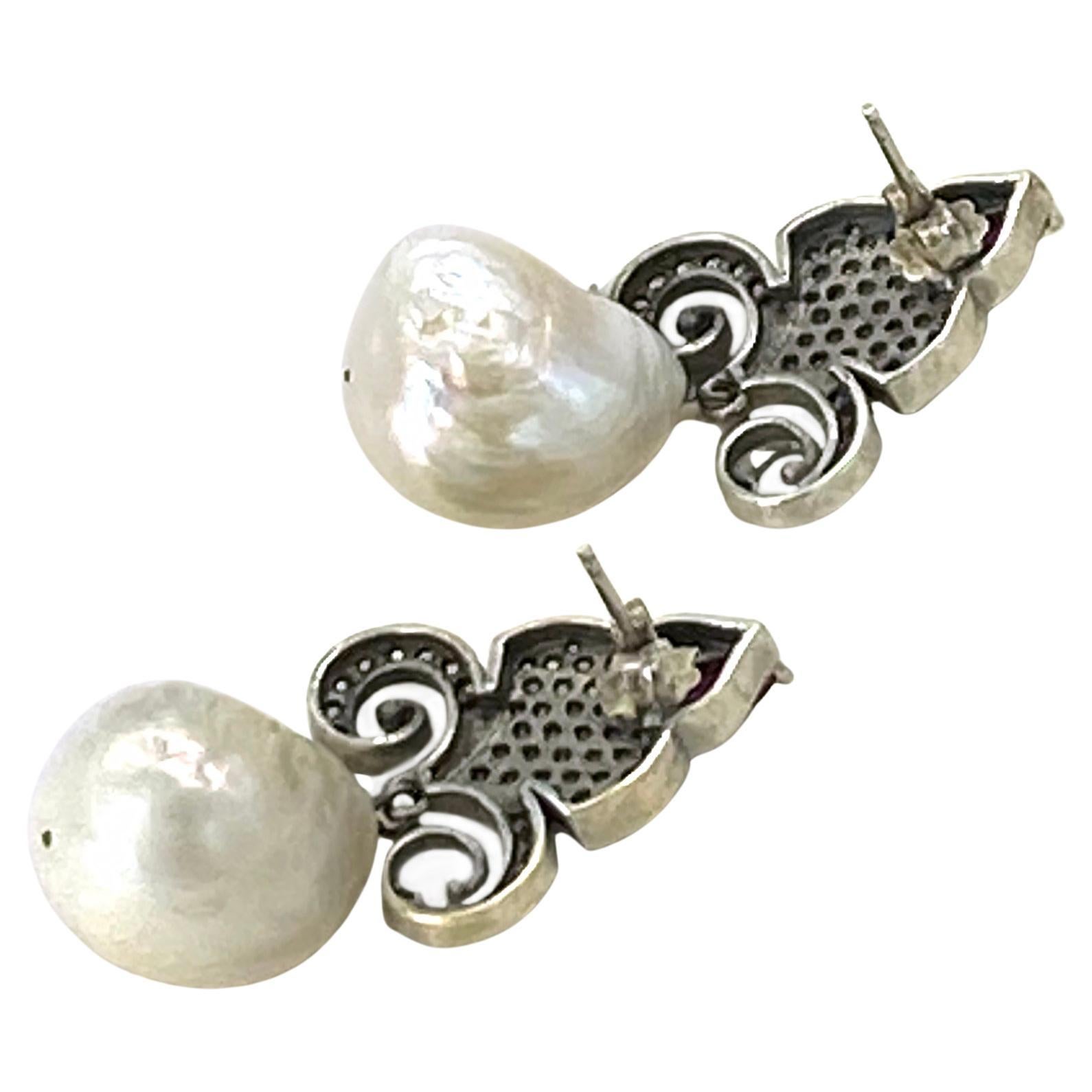 Ruby and Baroque Pearl Fleur-de-Lis Dangle Earrings in vendita 2