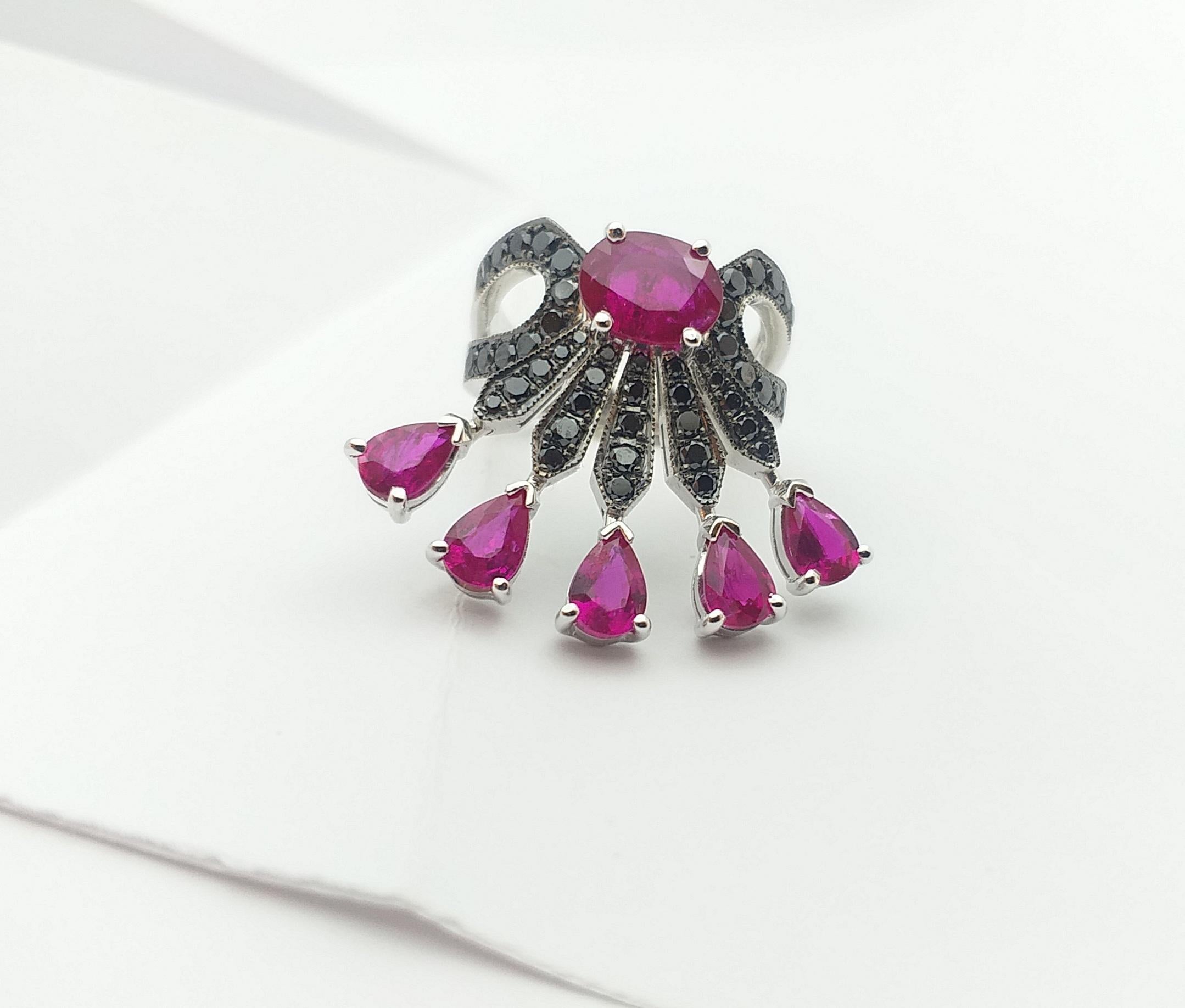 Anillo de rubí y diamante negro engastado en oro blanco de 18 quilates en venta 4