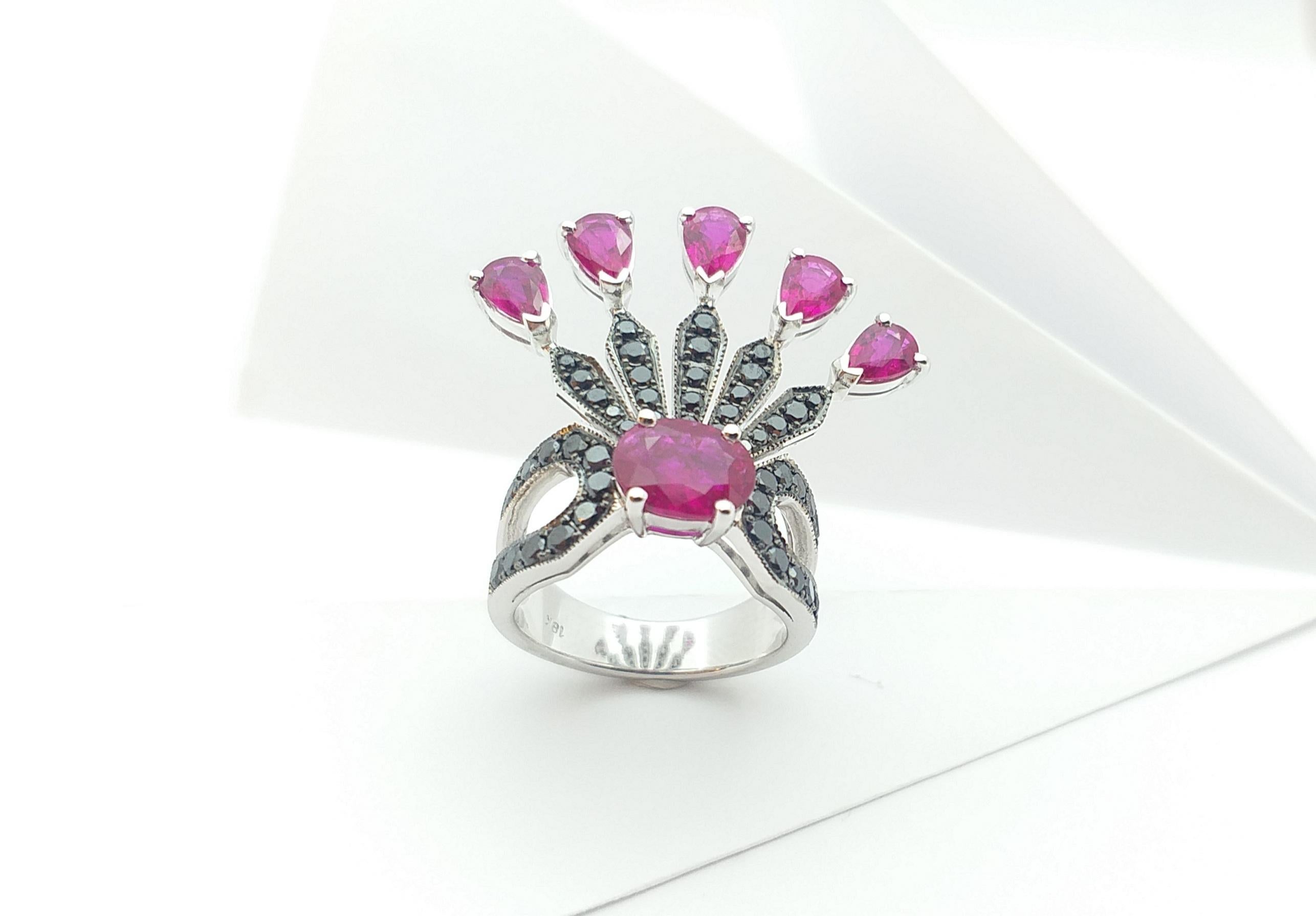 Anillo de rubí y diamante negro engastado en oro blanco de 18 quilates en venta 8