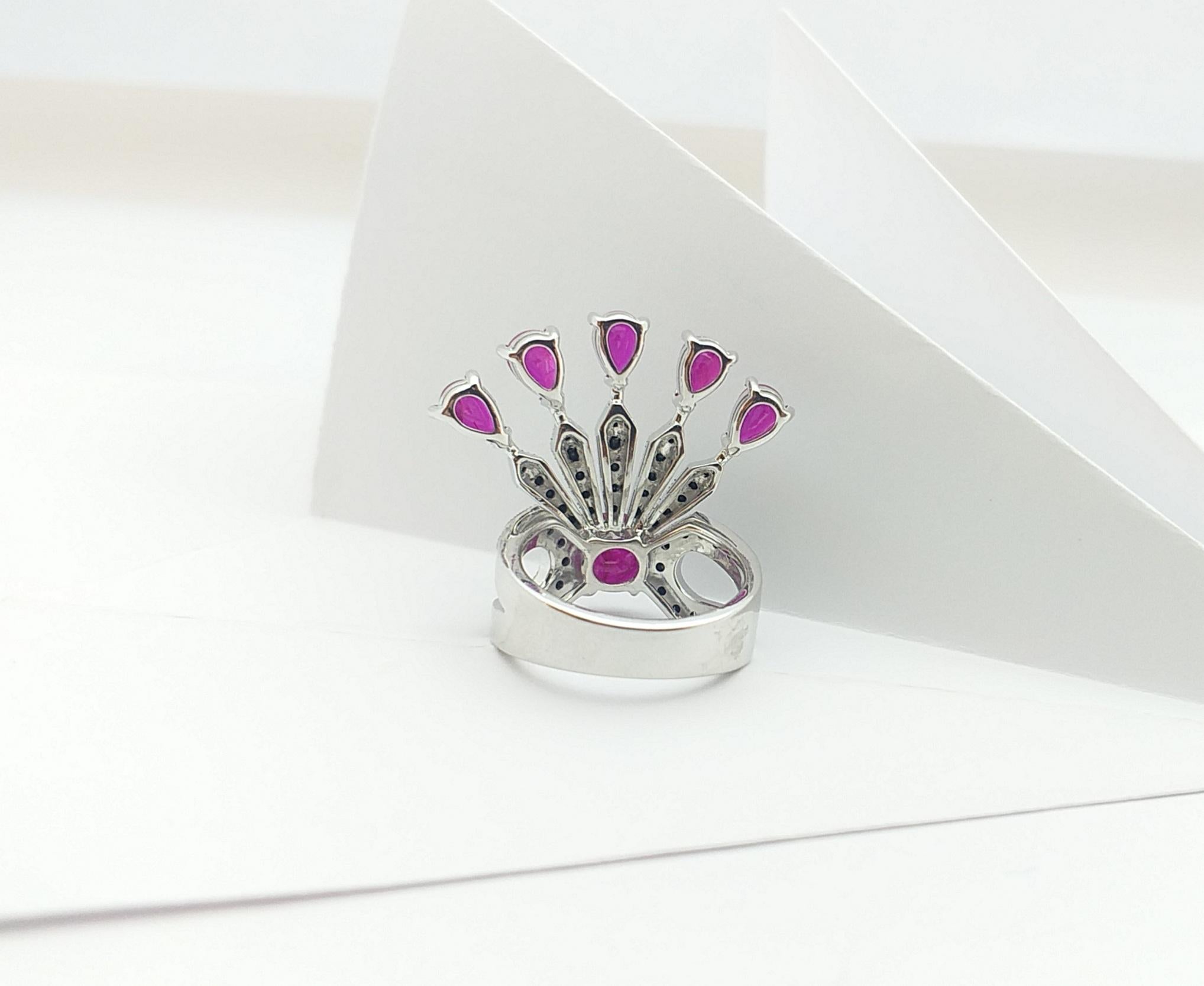 Anillo de rubí y diamante negro engastado en oro blanco de 18 quilates en venta 10