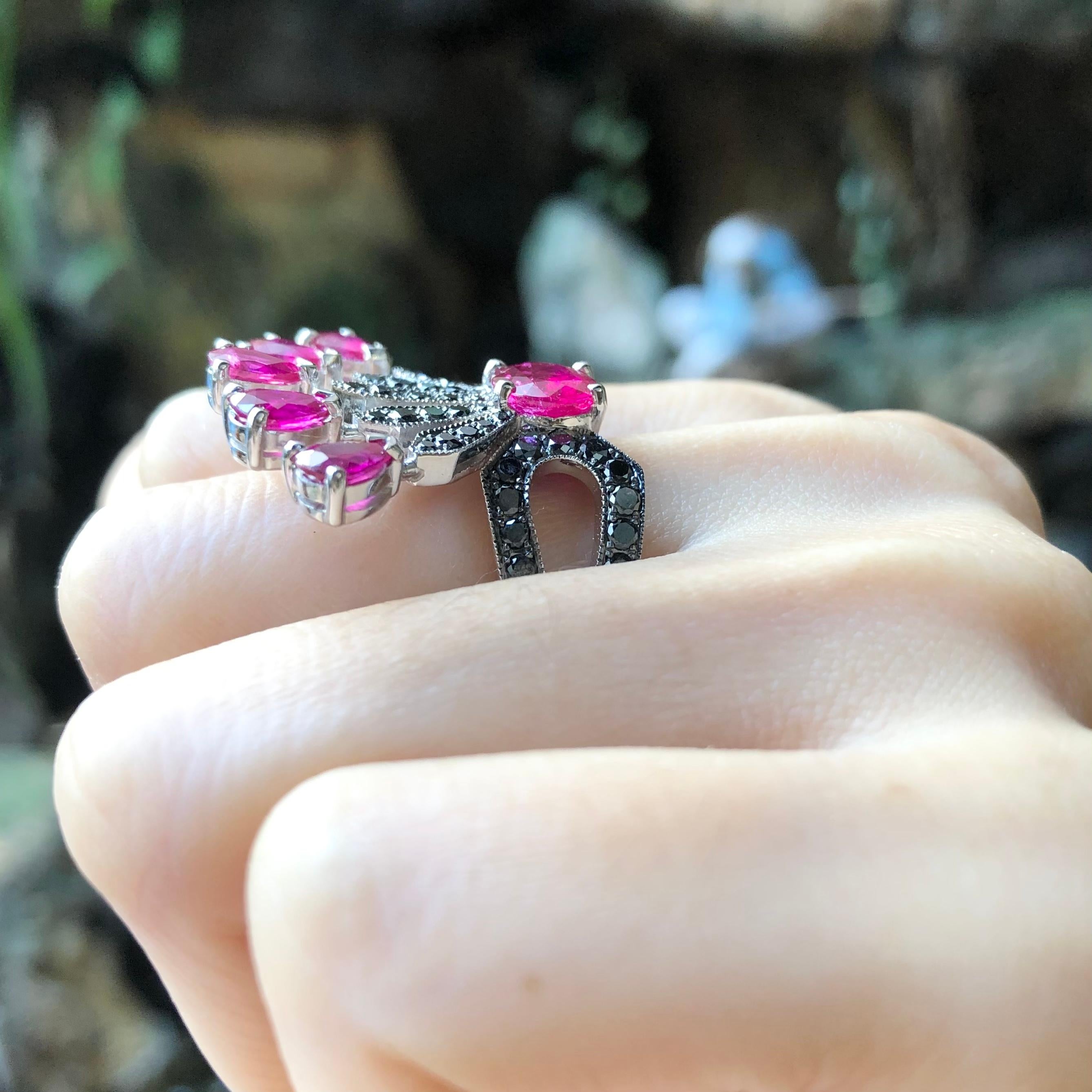 Anillo de rubí y diamante negro engastado en oro blanco de 18 quilates Contemporáneo en venta