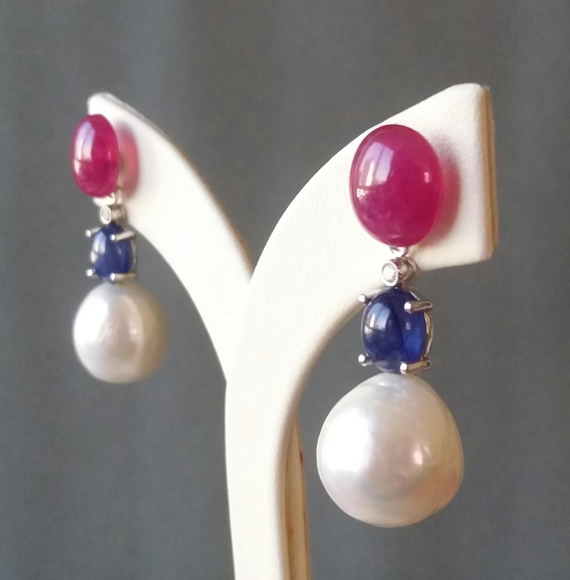 The upper part of these earrings, composed of 2 large ruby cabochons and 2 blue sapphire cabochons, with in the middle 2 small full cut diamonds, supports a pair of white baroque pearls with a diameter of 13 mm
In 1978 our workshop started in Italy