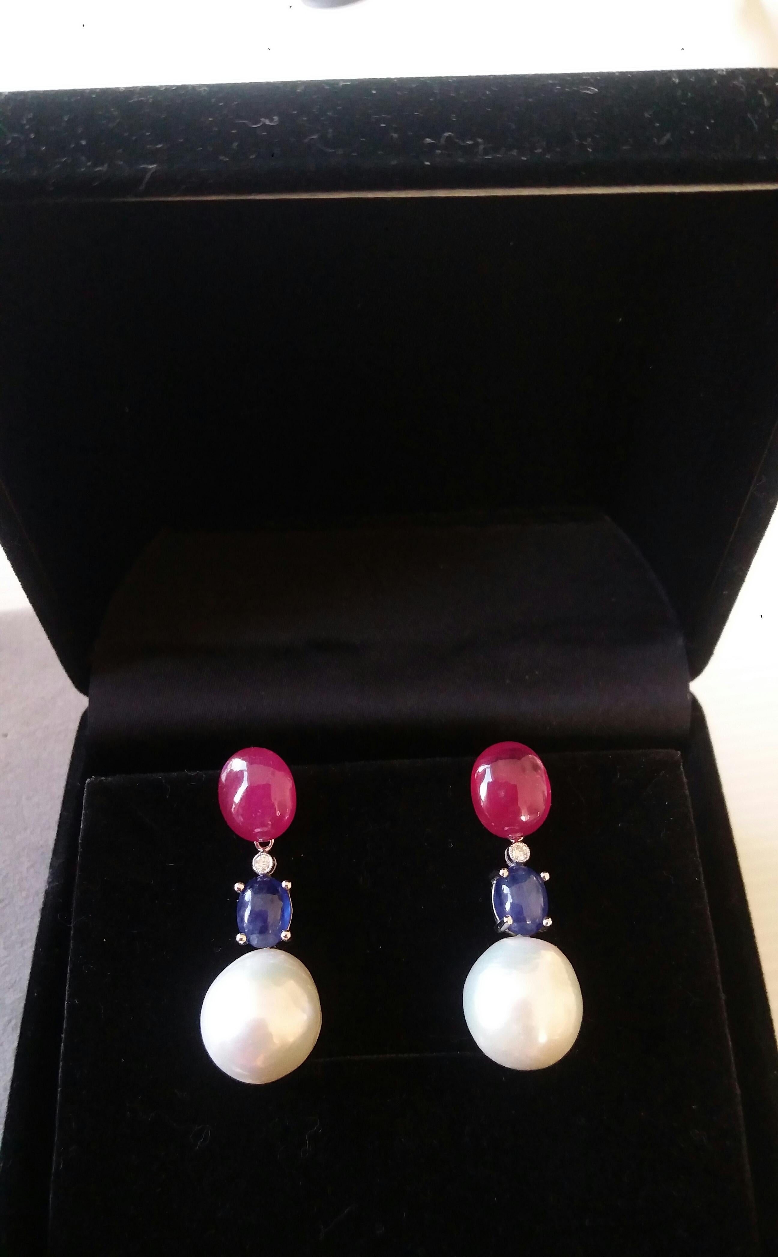 Taglio ovale Ruby And Blue Sapphire Oval Cabochons Baroque Pearls 14K Gold Diamonds Earrings in vendita