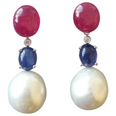 Boucles d'oreilles en or 14 carats avec rubis et saphirs bleus cabochons ovales, perles baroques et diamants
