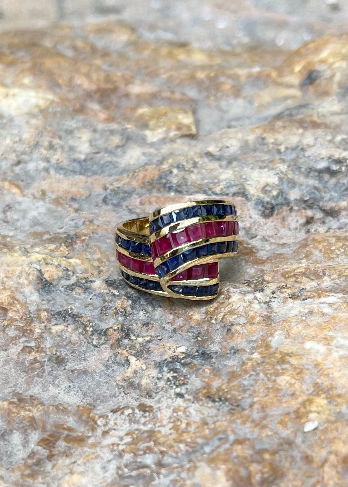 Anello con rubino e zaffiro blu incastonati in oro 18 carati in vendita 4
