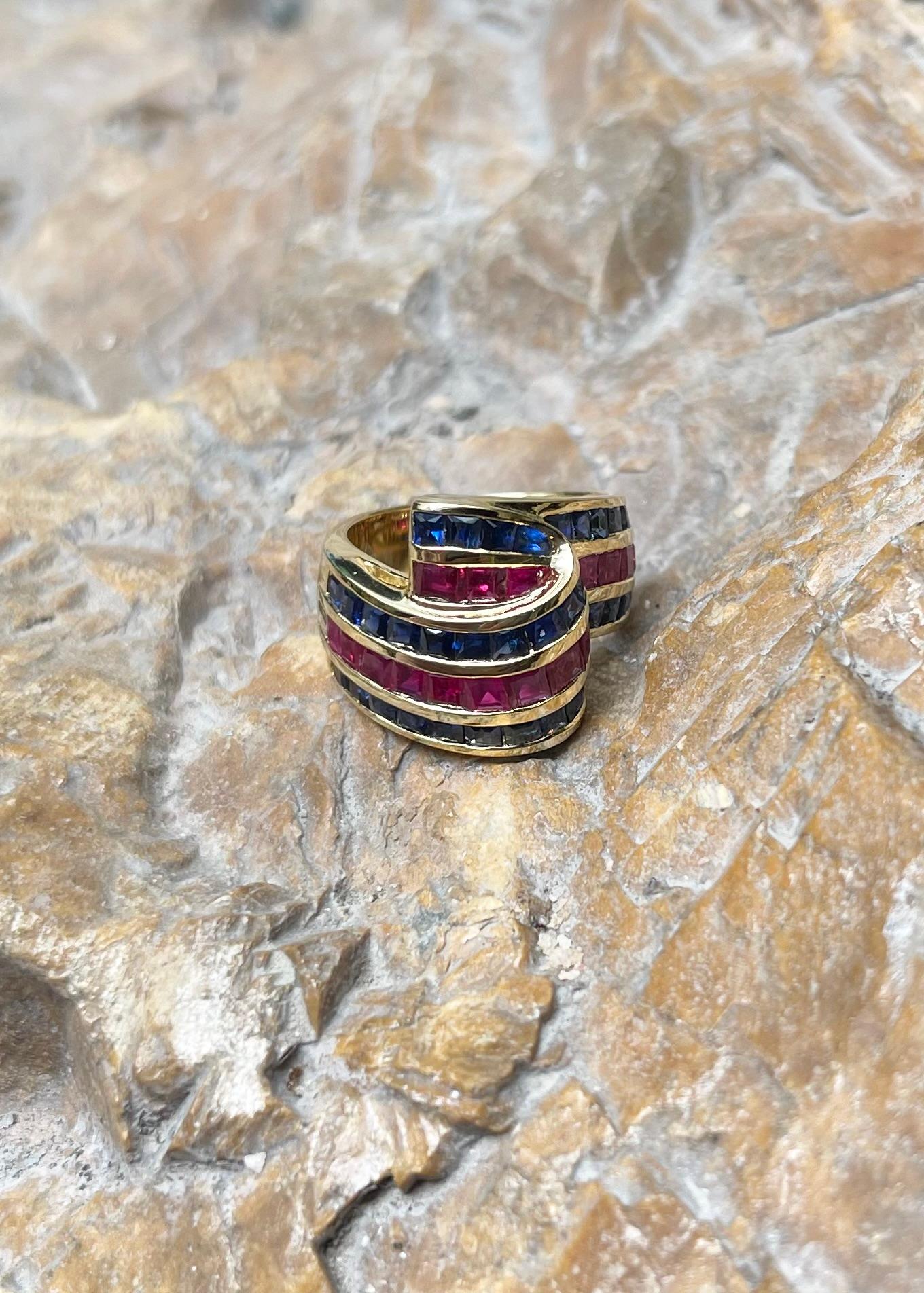 Anello con rubino e zaffiro blu incastonati in oro 18 carati in vendita 9