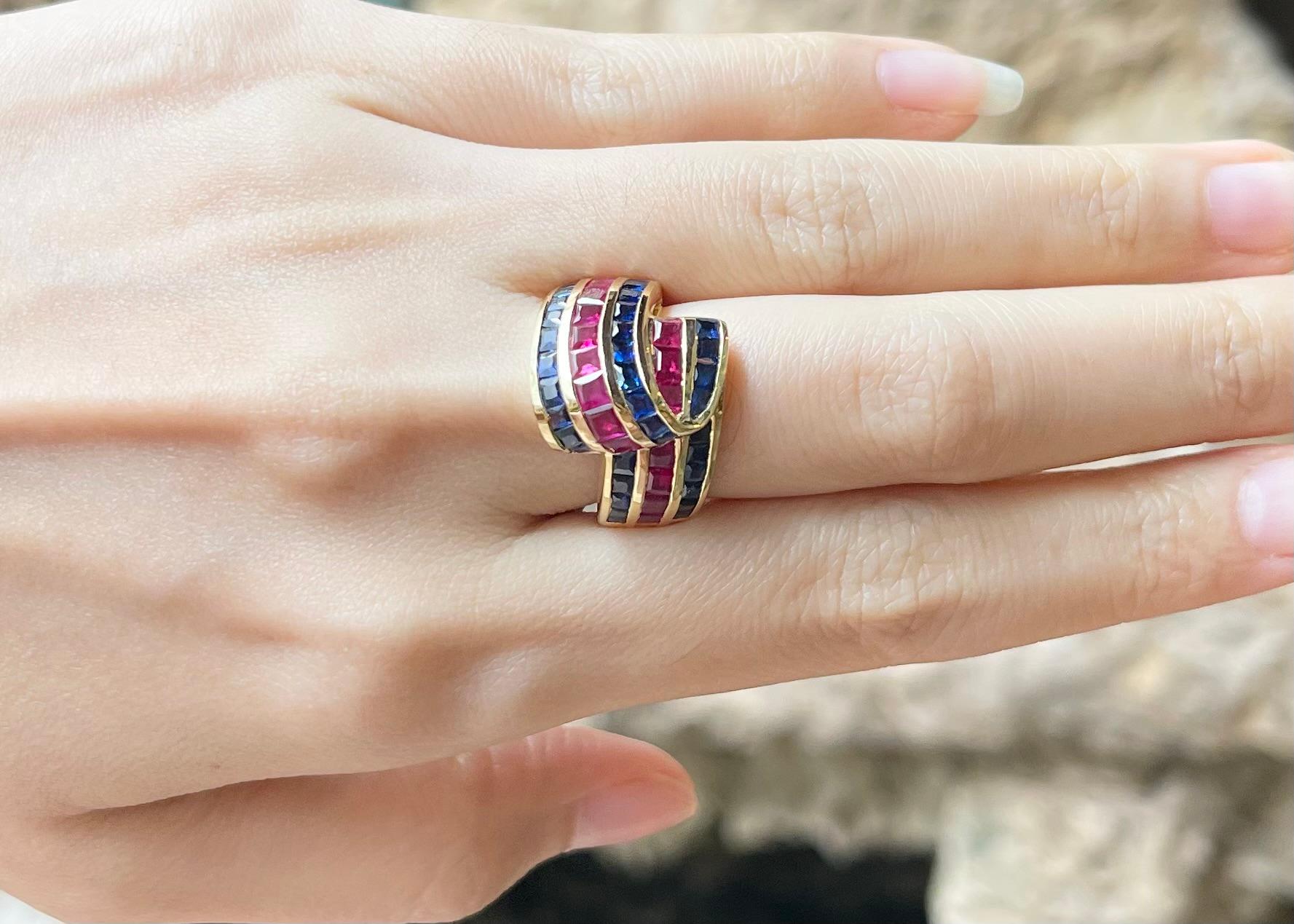 Contemporaneo Anello con rubino e zaffiro blu incastonati in oro 18 carati in vendita