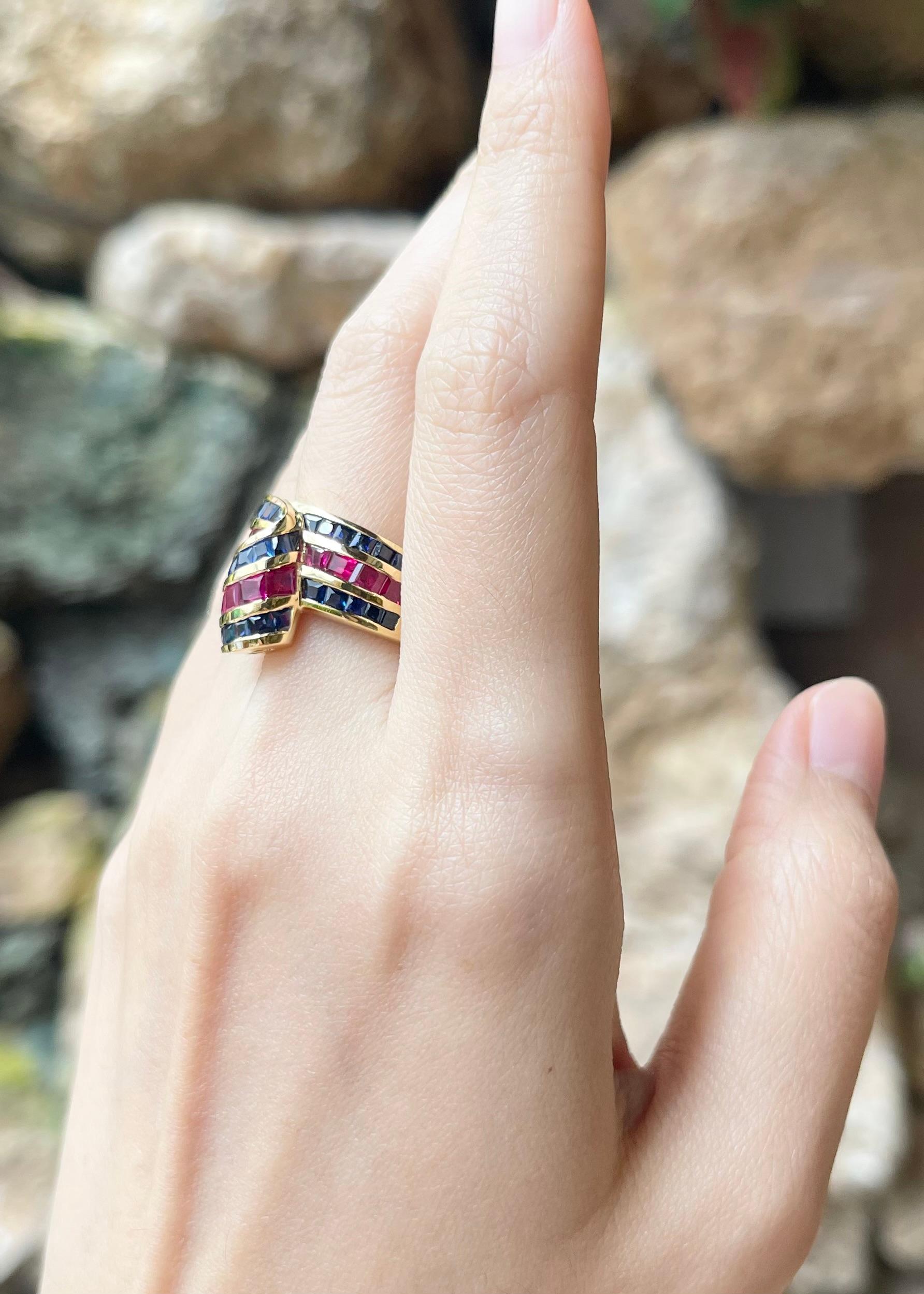 Anello con rubino e zaffiro blu incastonati in oro 18 carati In condizioni Nuovo in vendita a Bangkok, TH