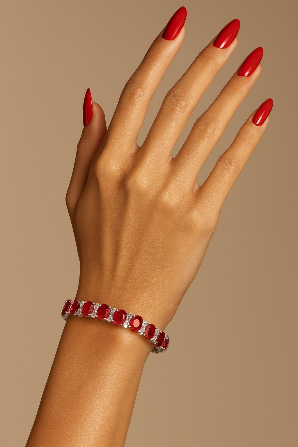 Pulsera de Tenis de Rubíes y Diamantes, una obra maestra de elegancia atemporal y refinada artesanía.

Esta llamativa pulsera está adornada con vibrantes rubíes calentados de Birmania, con un total de más de 11 quilates, certificados por GIA en