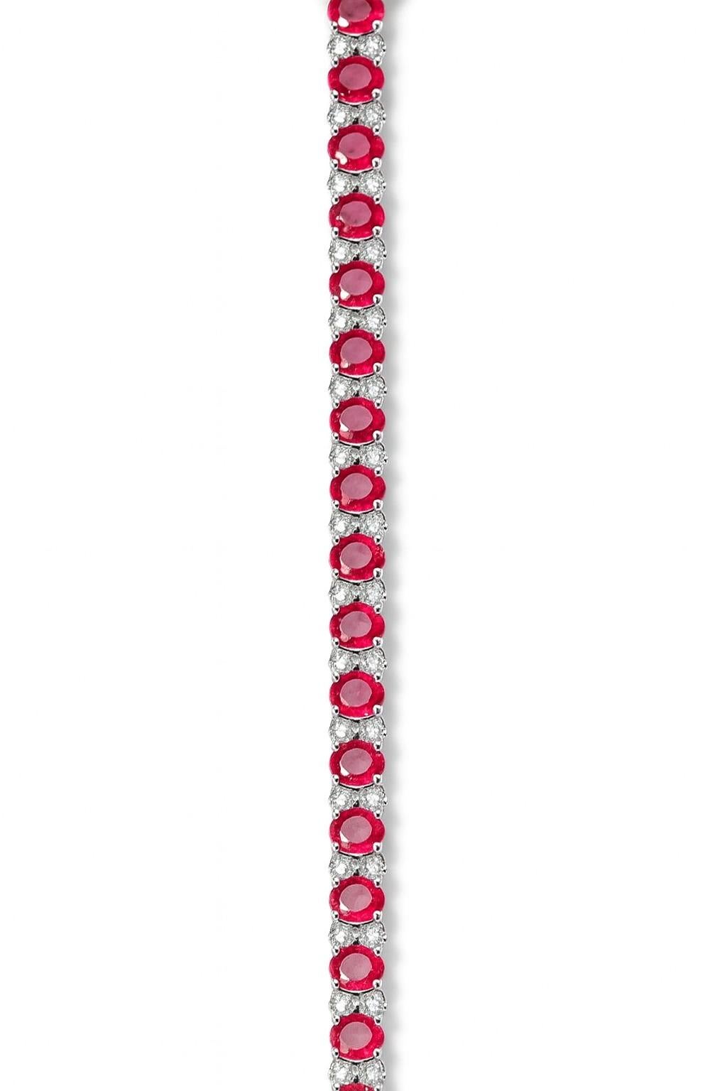 Pulsera de rubíes y diamantes de 11 quilates en platino Corte oval en venta