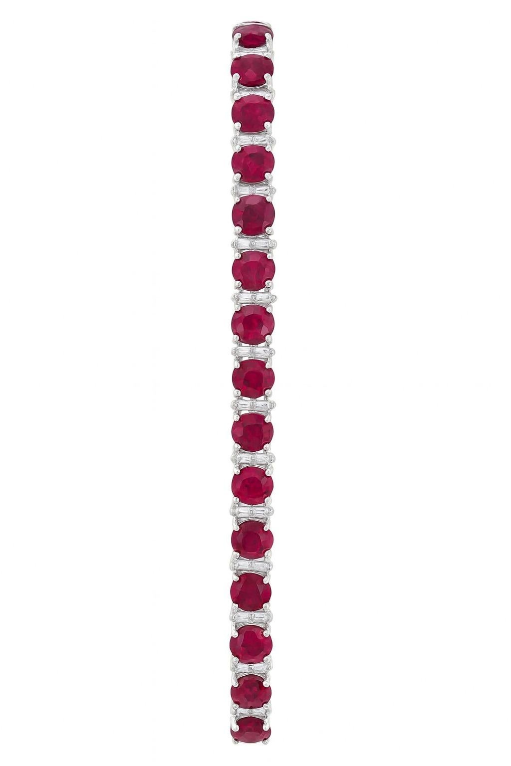 Pulsera de rubíes y diamantes de 11 quilates en platino en Excelente estado para la venta en Chicago, IL