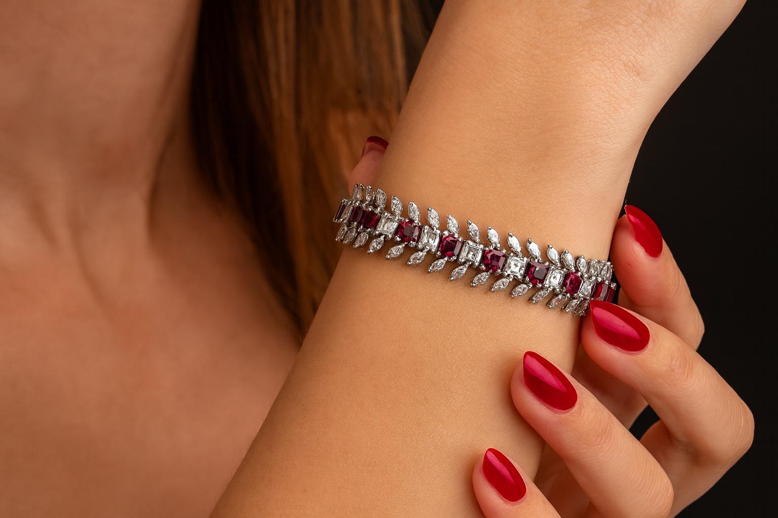 Taille émeraude Bracelet en or blanc 18 carats, rubis et diamants 13 carats en vente