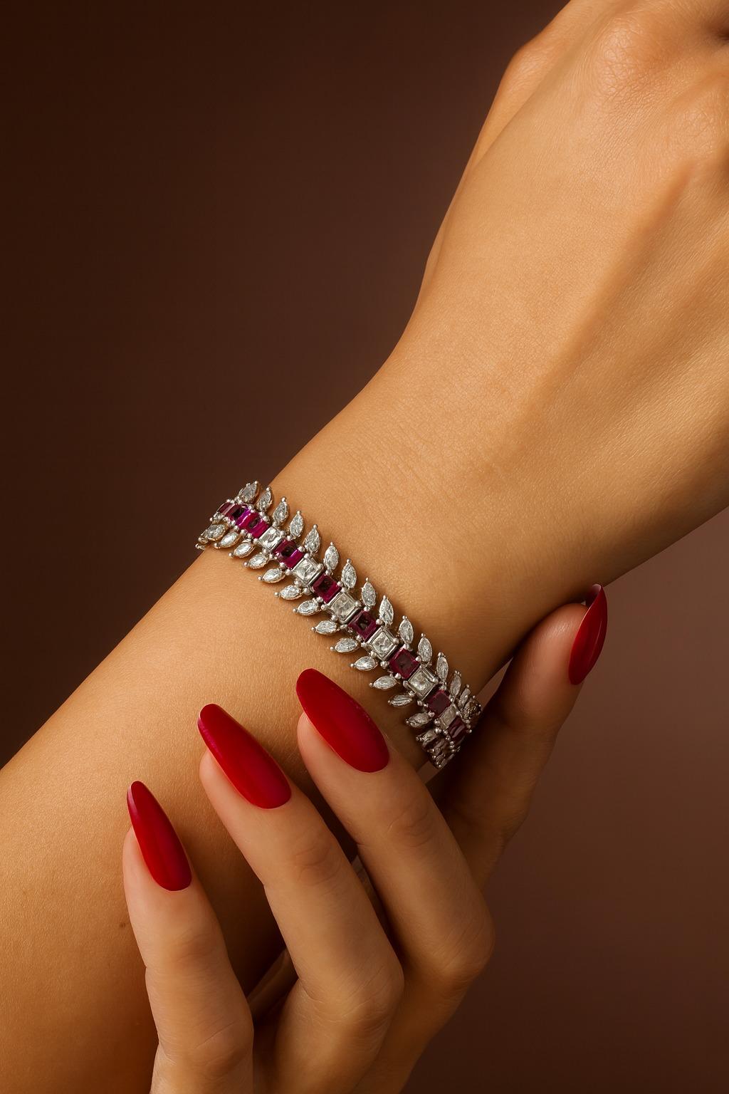 Bracelet en or blanc 18 carats, rubis et diamants 13 carats Excellent état - En vente à Chicago, IL
