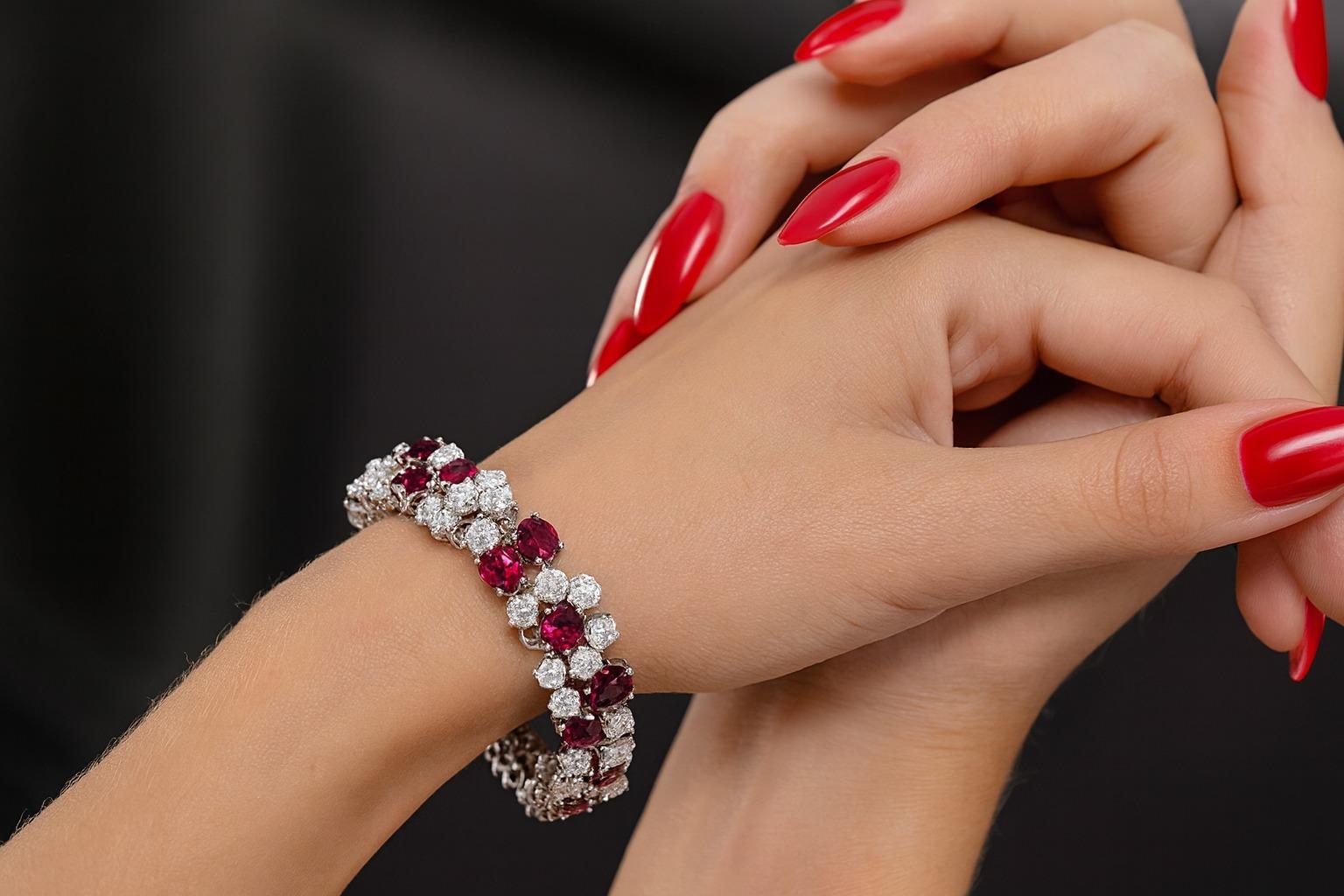 Taille ovale Bracelet en or blanc 18 carats, rubis et diamants 17 carats en vente