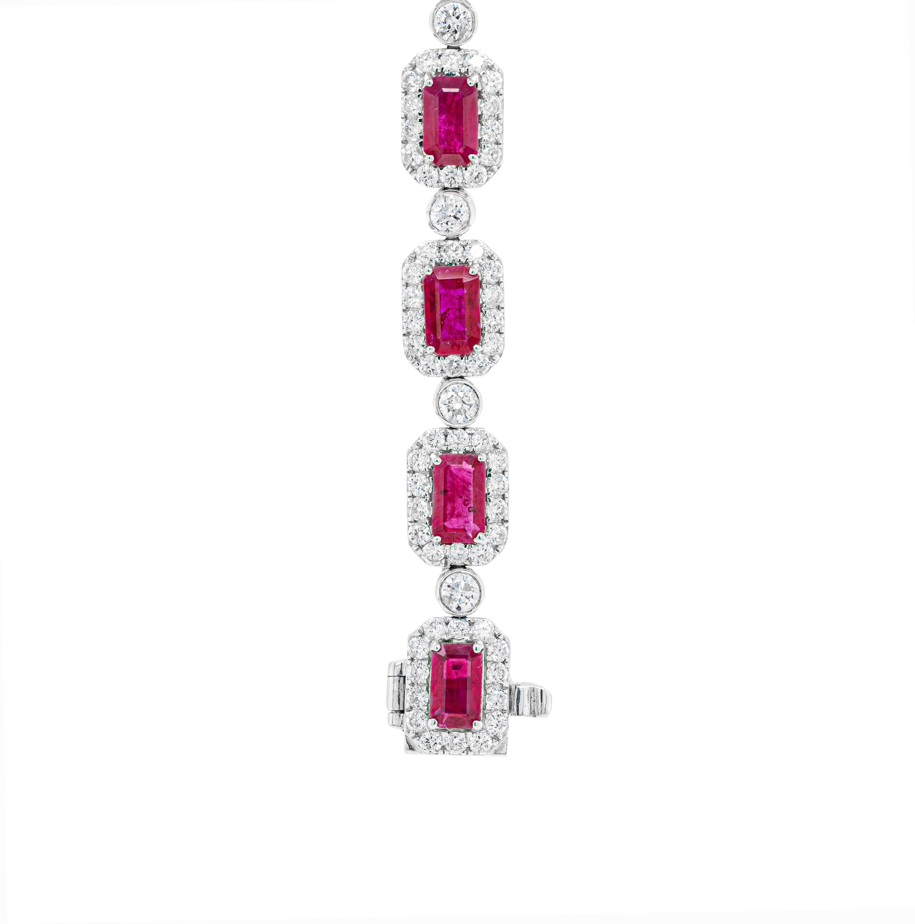 Bracciale con 17 rubini taglio smeraldo di alta qualità per un peso totale di 4,80 carati, tutti montati in montature a griffe aperte. Ogni rubino è circondato da 14 diamanti rotondi taglio brillante incastonati a griffe, anch'essi in montatura