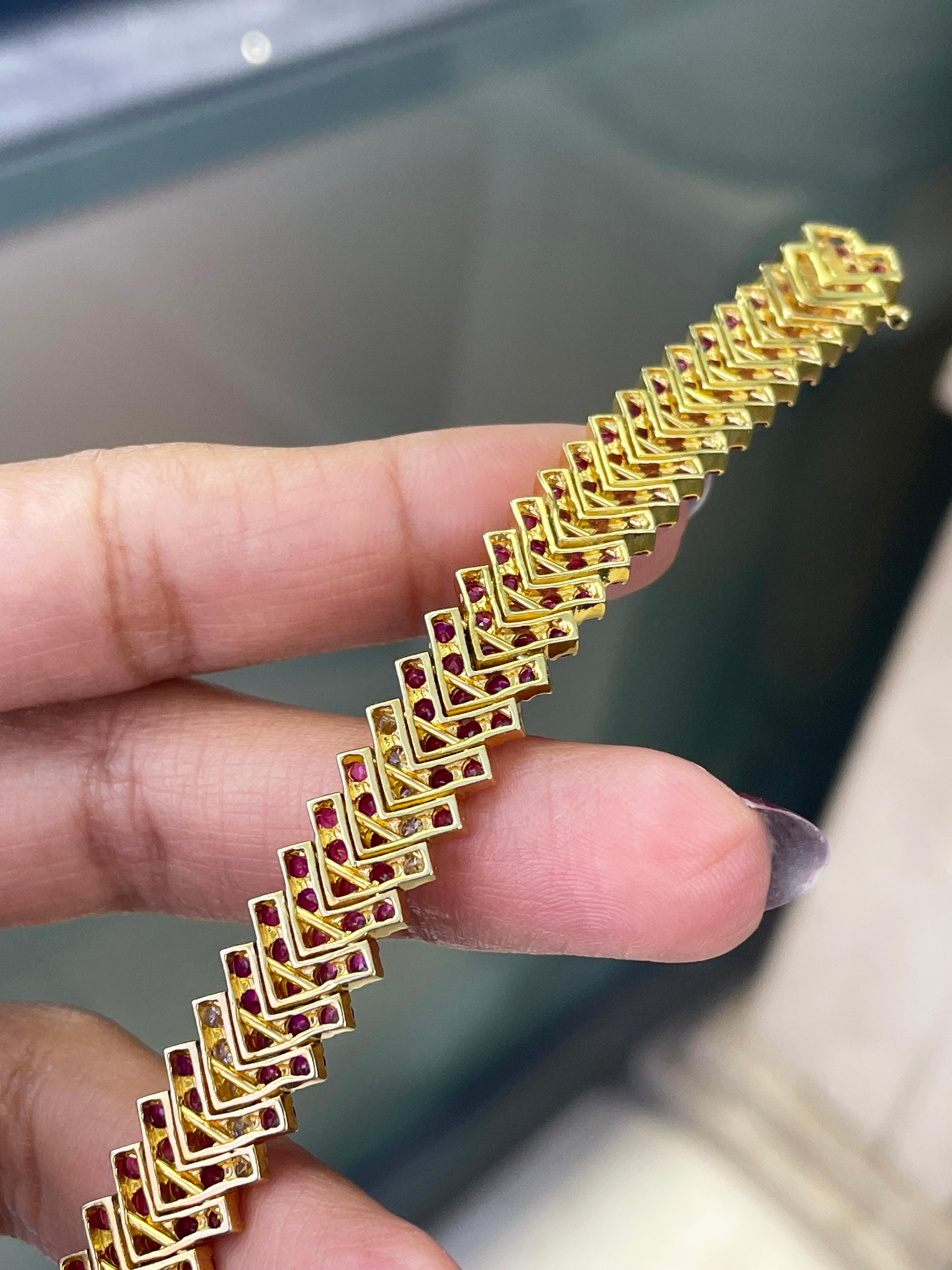 Bracelet en or jaune 18 carats et diamants Excellent état - En vente à London, GB