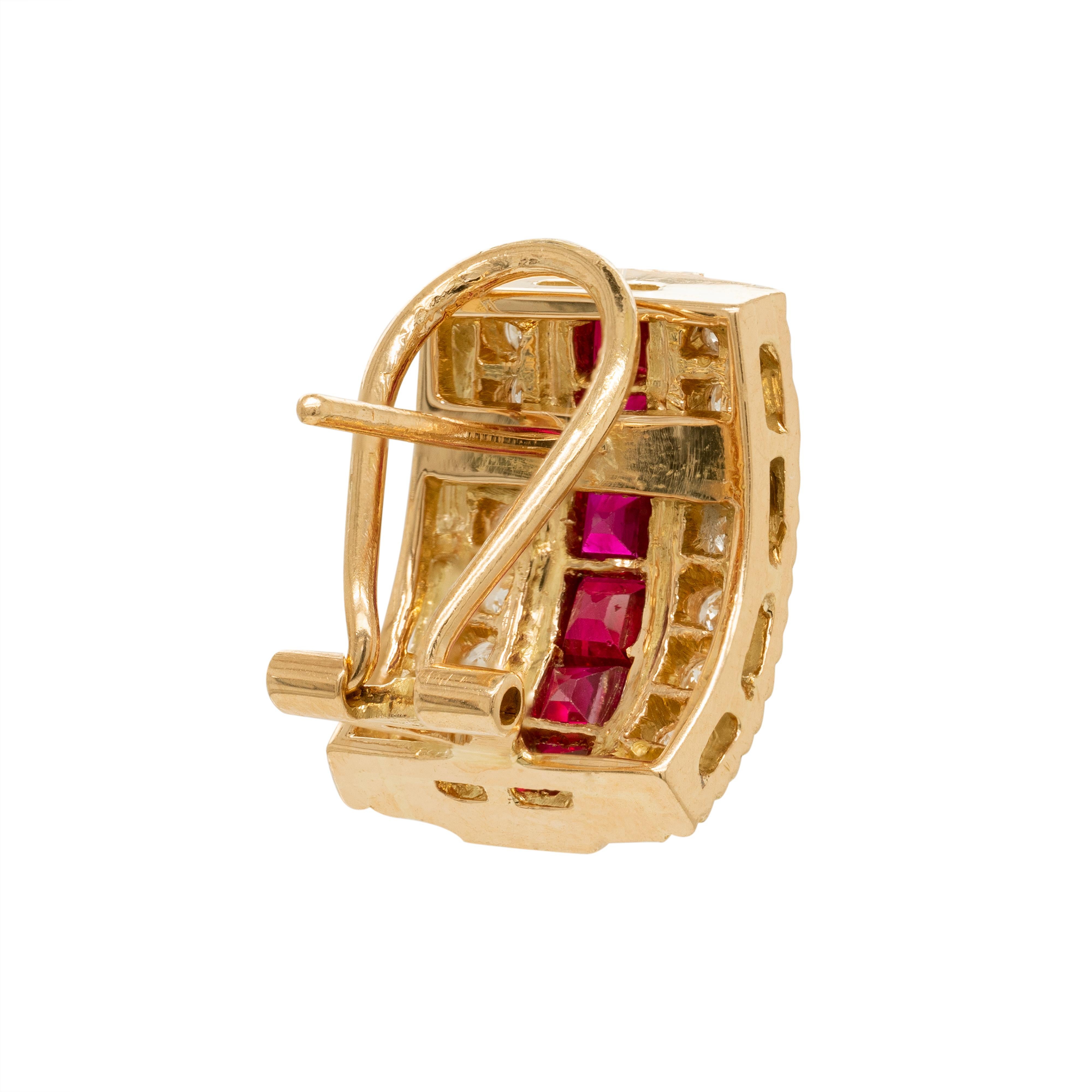 Ohrringe und Anhänger mit Rubin und Diamant aus 18 Karat Gelbgold (Baguetteschliff) im Angebot