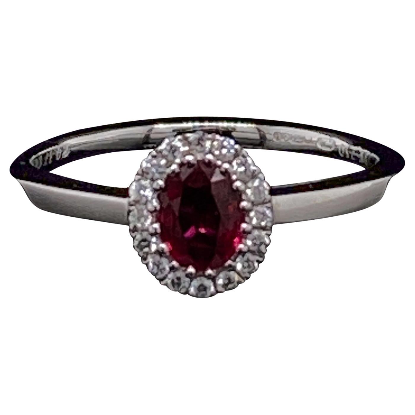 Ovaler Cluster-Ring mit Rubin und Diamant aus 18 Karat Weißgold im Angebot