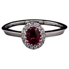 Bague grappe ovale en or blanc 18 carats avec rubis et diamants