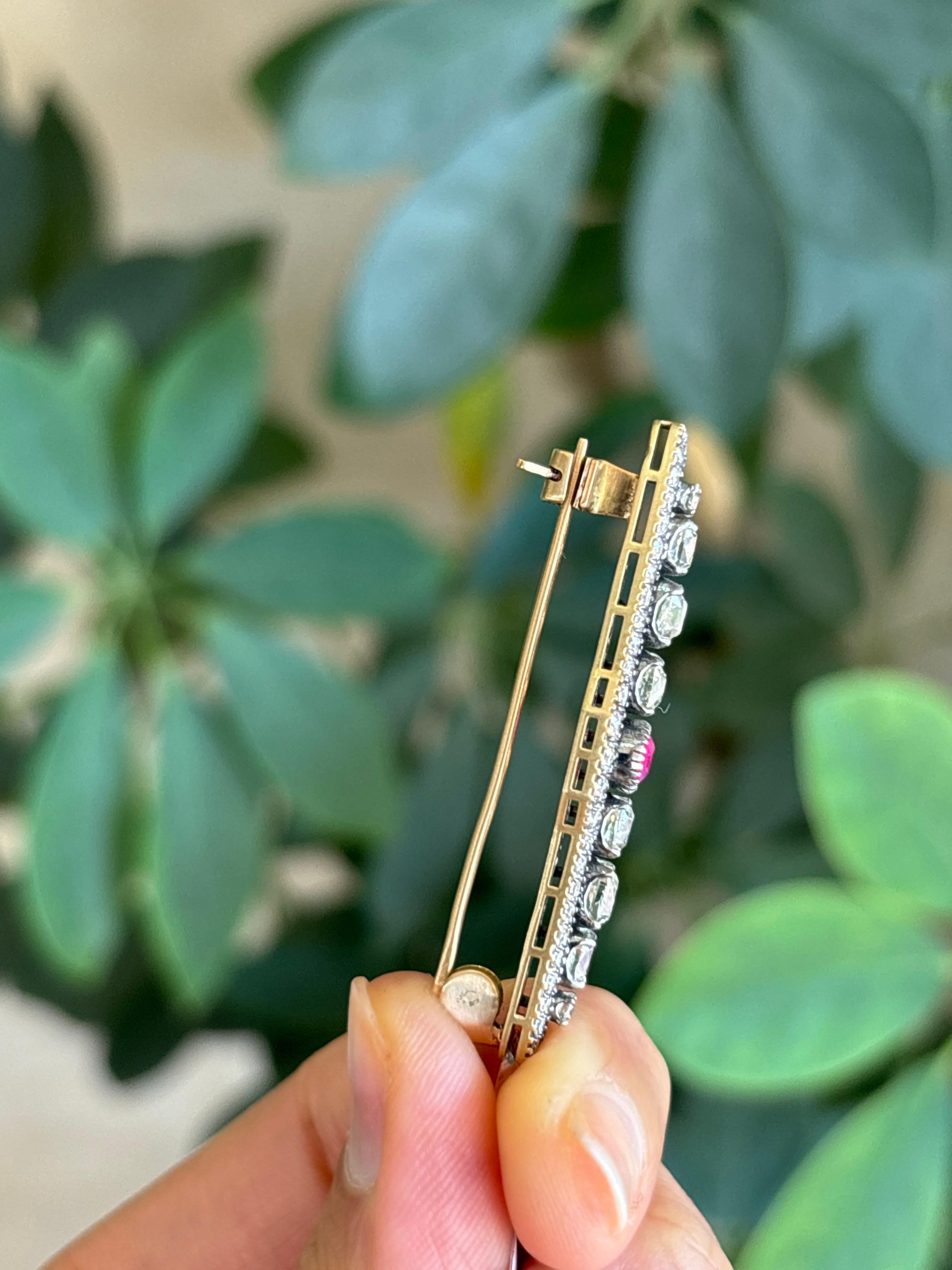 Magnifique broche d'inspiration vintage en or 18 carats, à taille ancienne, composée d'un rubis naturel de 0,61 carat et d'un diamant européen de 2,59 carats, avec une finition en or mat et terne. L'accessoire parfait pour toutes les occasions