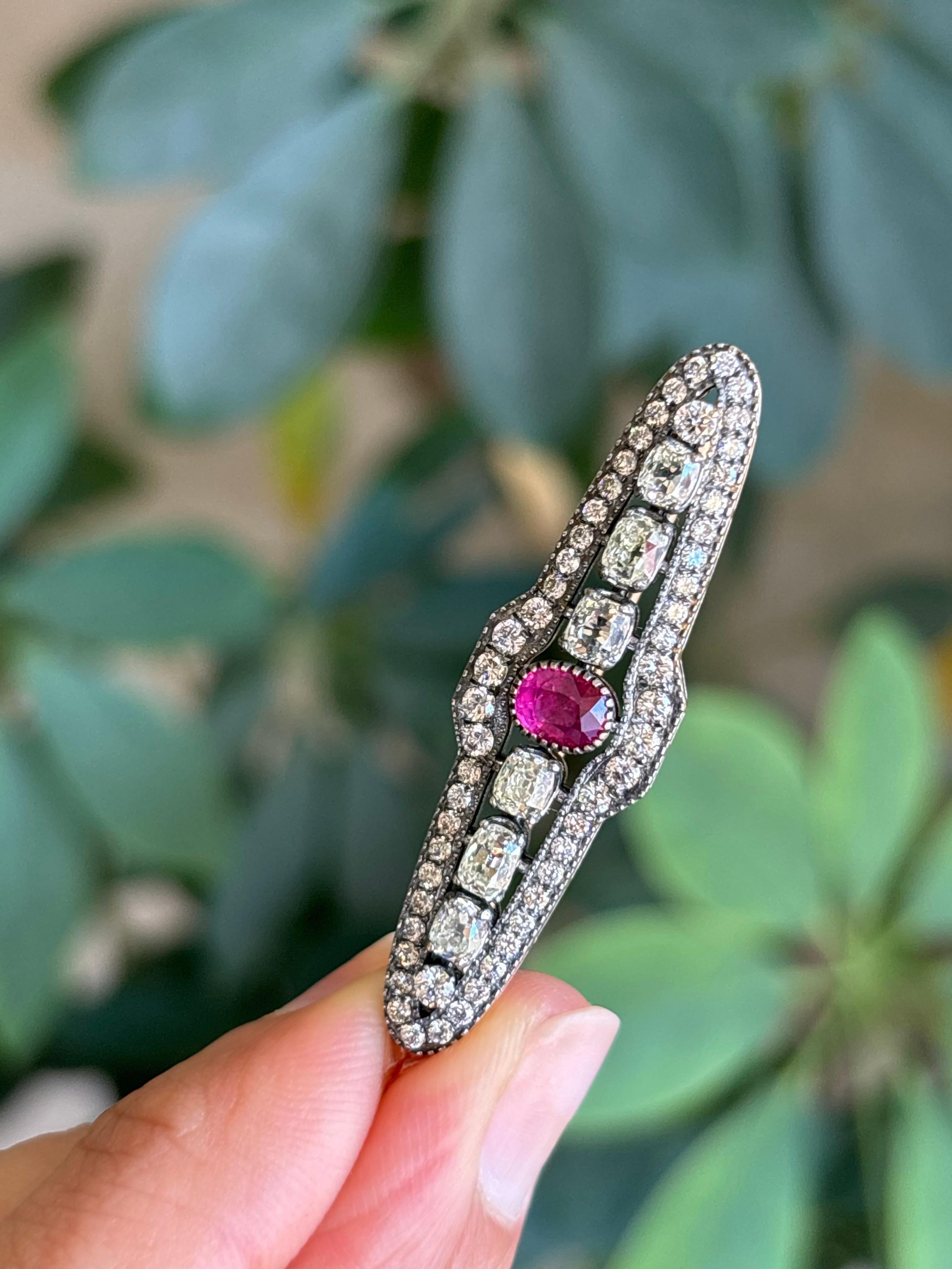 Art déco Broche en or 18K avec rubis et diamants en vente