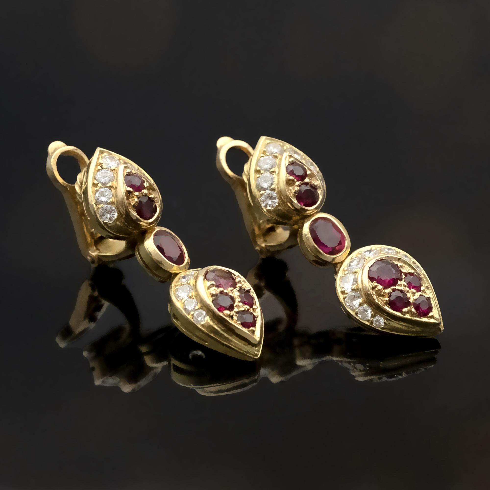 Taglio rotondo Orecchini a goccia con rubino e diamanti in oro 18K in vendita