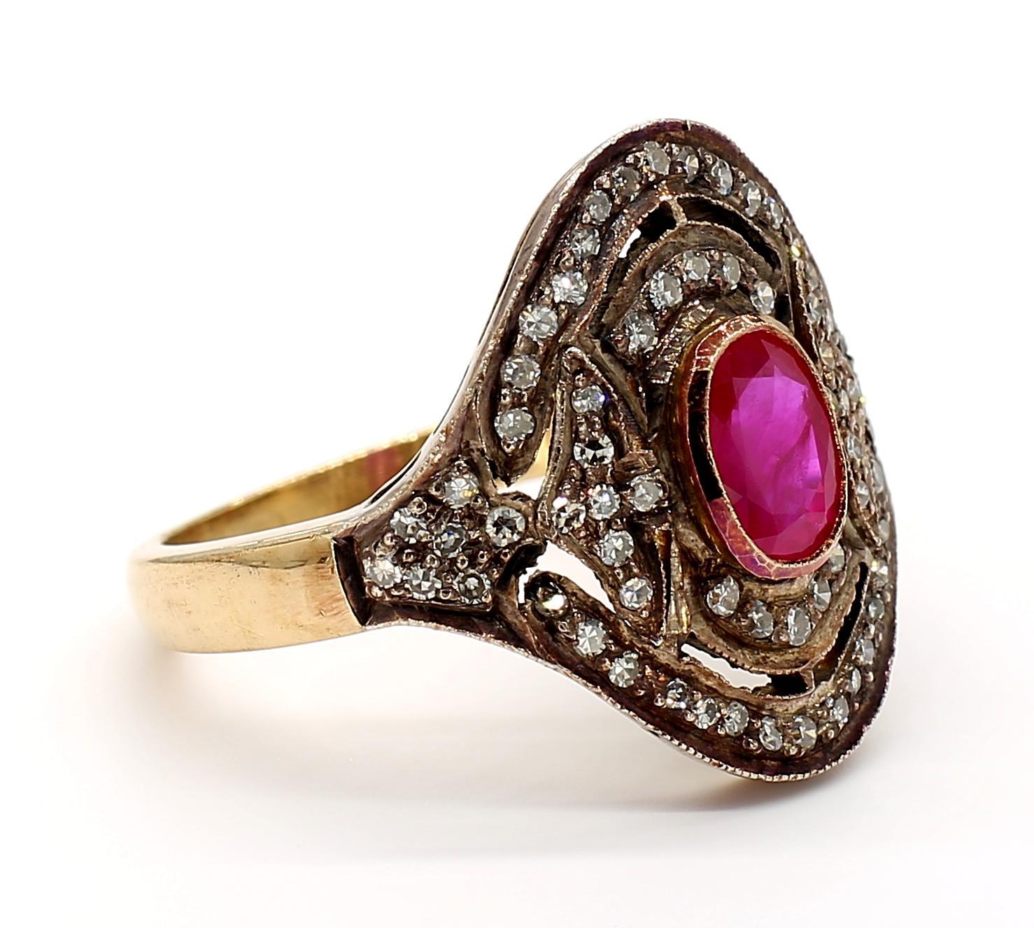 Bague en or 18K avec rubis et diamants en vente 4