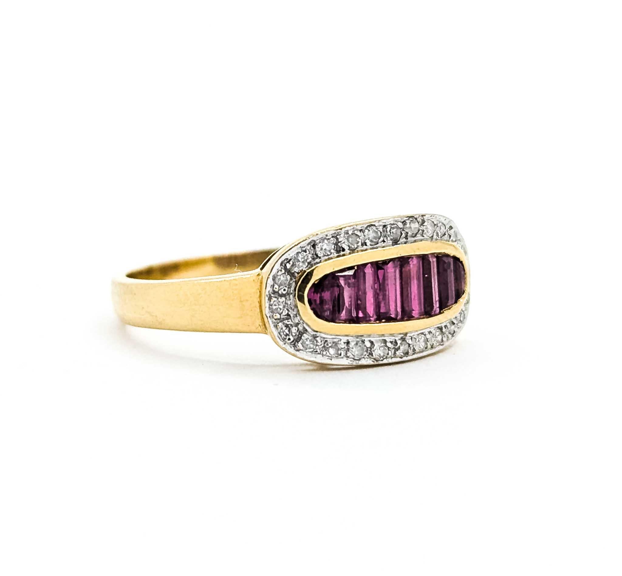 Bague en or 18k avec rubis et diamants

Voici cette bague rayonnante en rubis et diamants, réalisée avec brio en or jaune 18 carats. La bague présente un design en serti clos, mettant magnifiquement en valeur une combinaison saisissante de rubis et