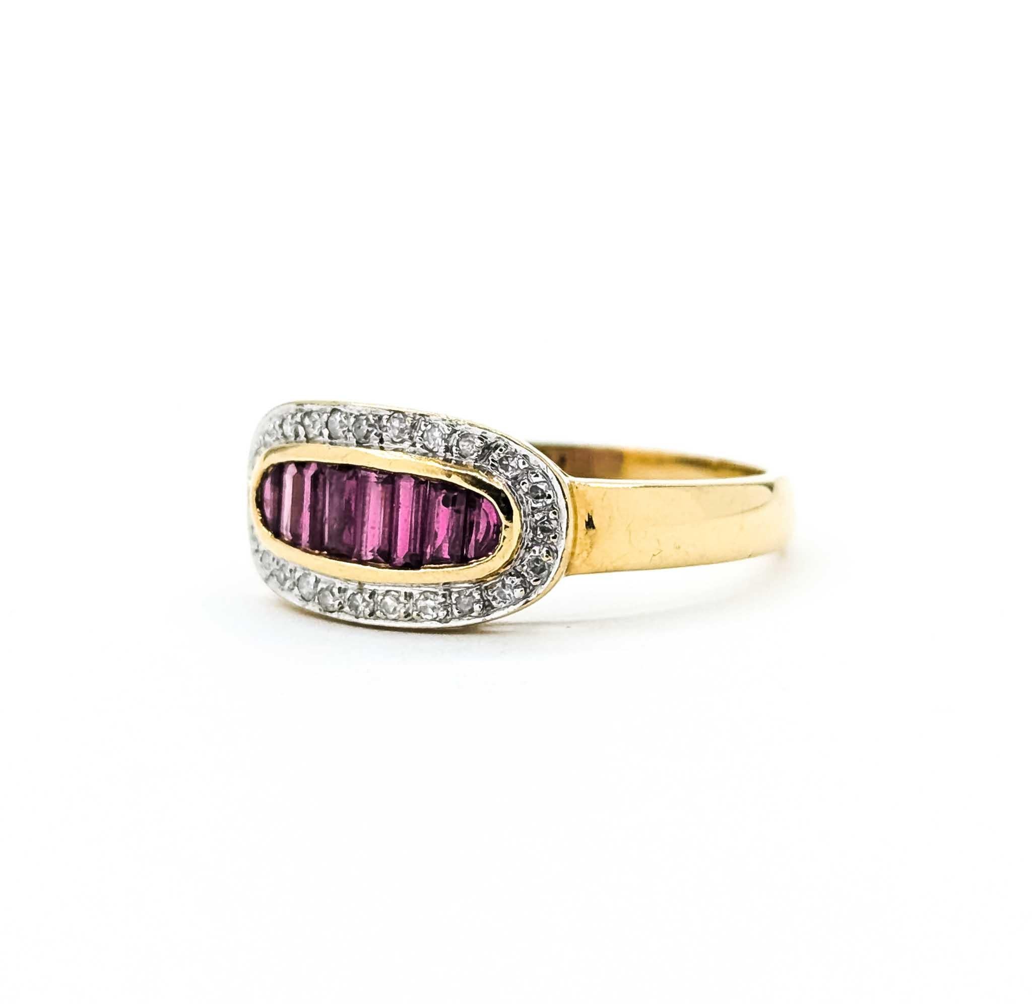 Contemporain Bague en or 18k avec rubis et diamants en vente