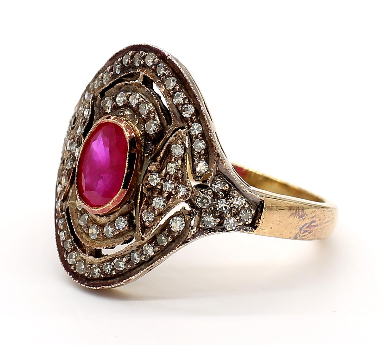 Taille ovale Bague en or 18K avec rubis et diamants en vente