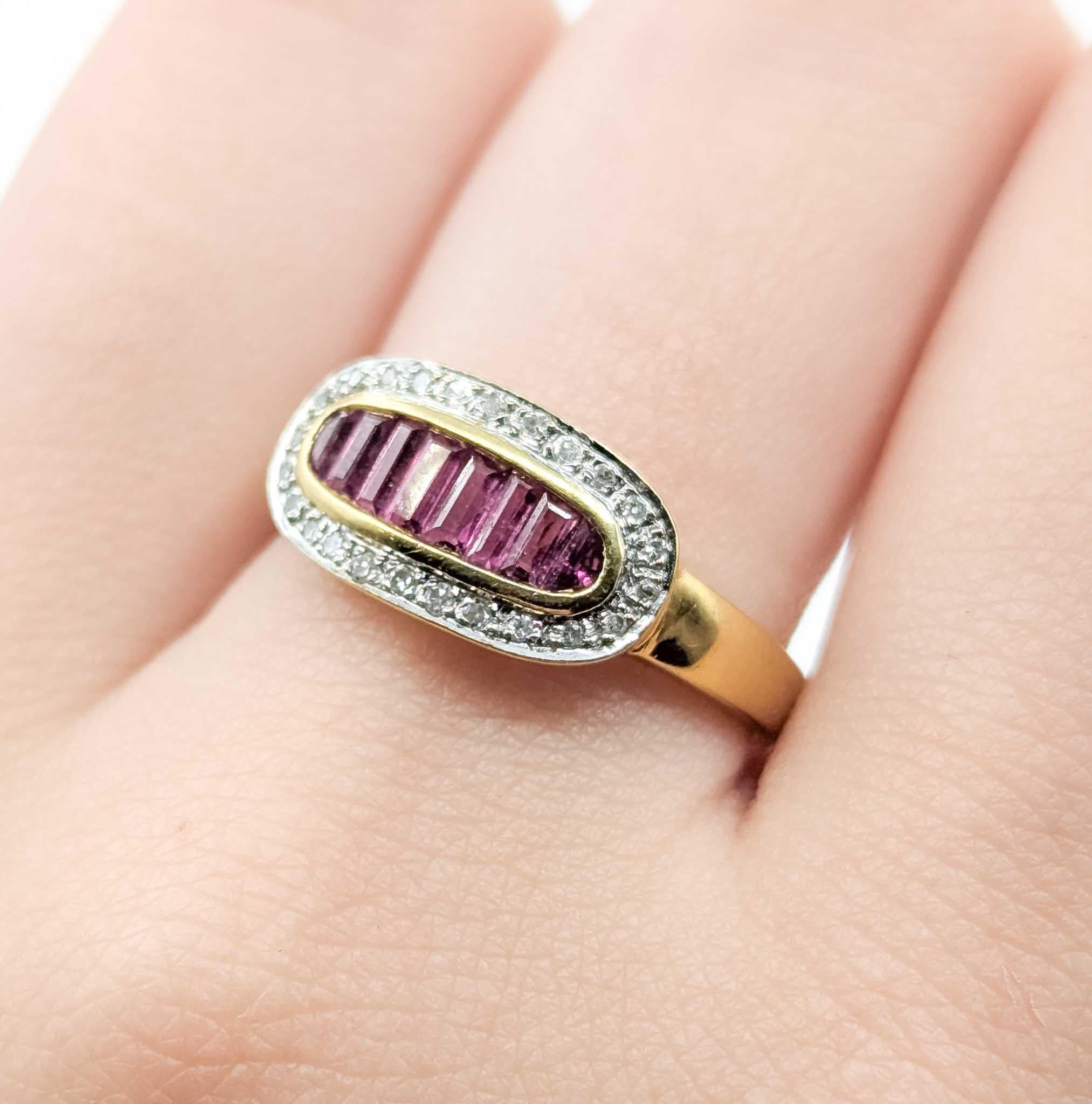 Taille ronde Bague en or 18k avec rubis et diamants en vente