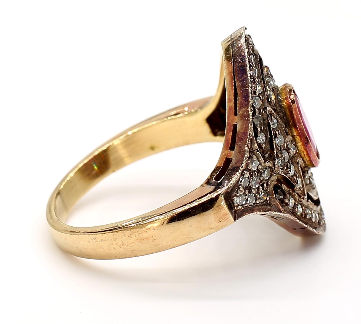Bague en or 18K avec rubis et diamants en vente 3