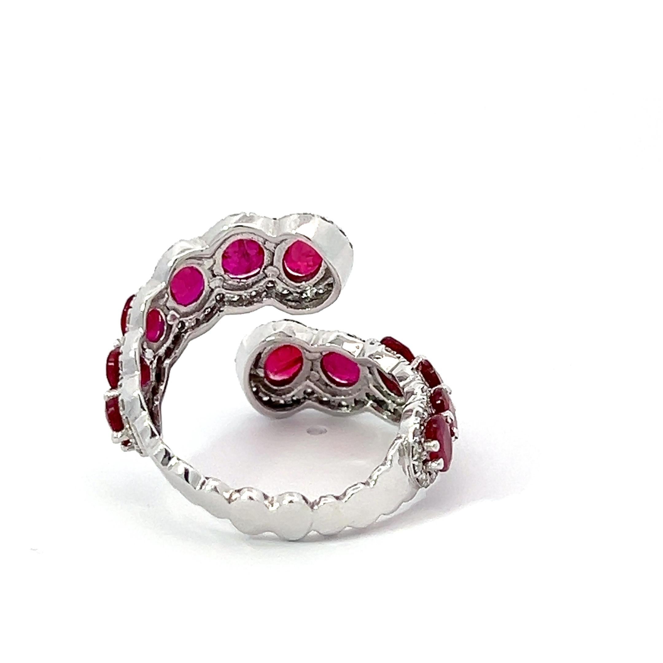 Anello Serpente in oro 18K con rubini e diamanti In condizioni Nuovo in vendita a Derby, NY