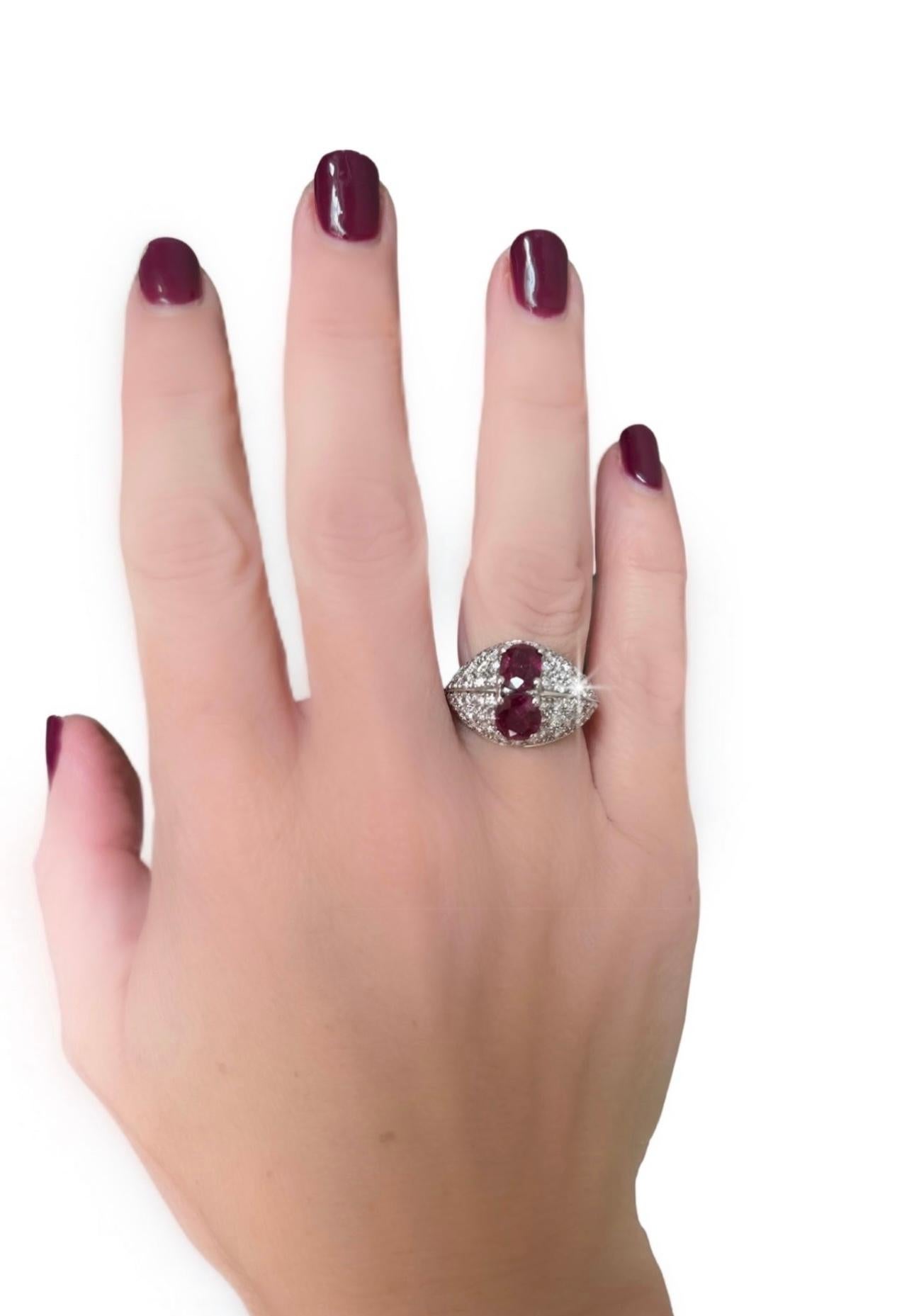 Taille ovale Bague en or blanc 18K avec rubis et diamants en vente