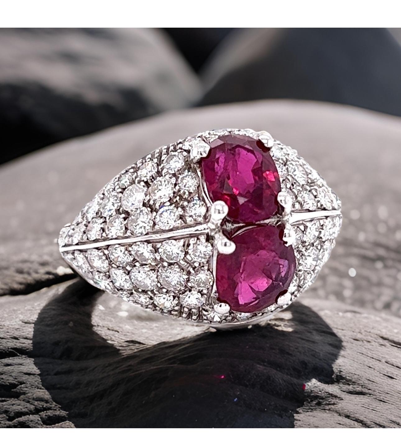 Bague en or blanc 18K avec rubis et diamants en vente 1