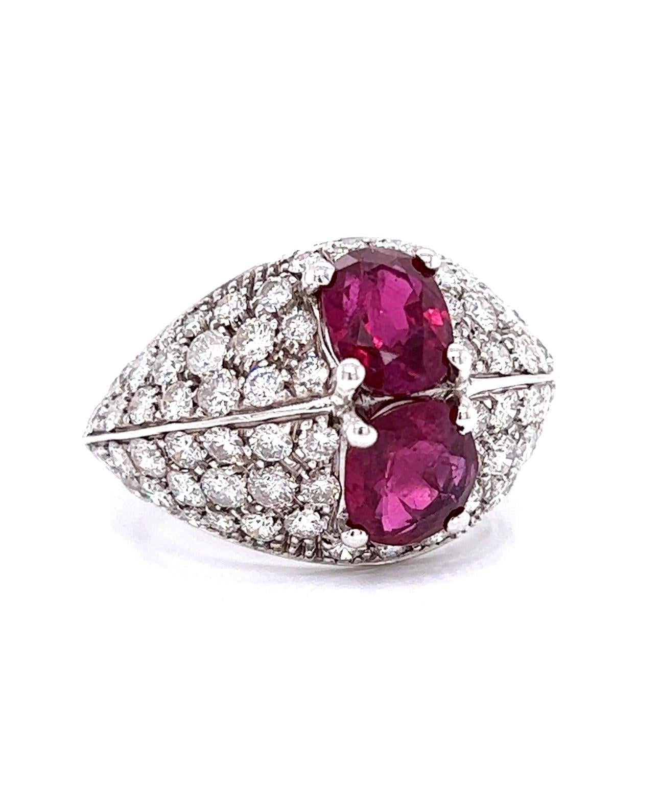 Bague en or blanc 18K avec rubis et diamants en vente 2