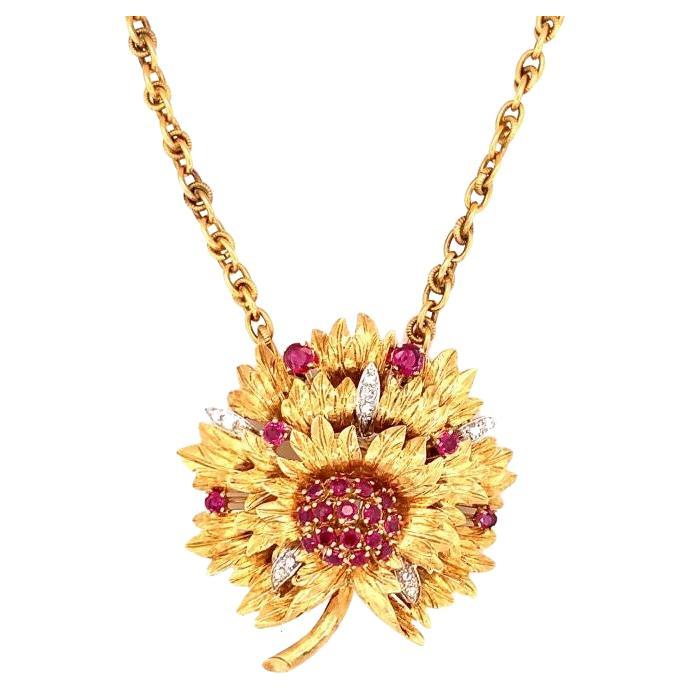 Pendentif / broche en or jaune 18 carats, rubis et diamants, vers les années 1960  en vente