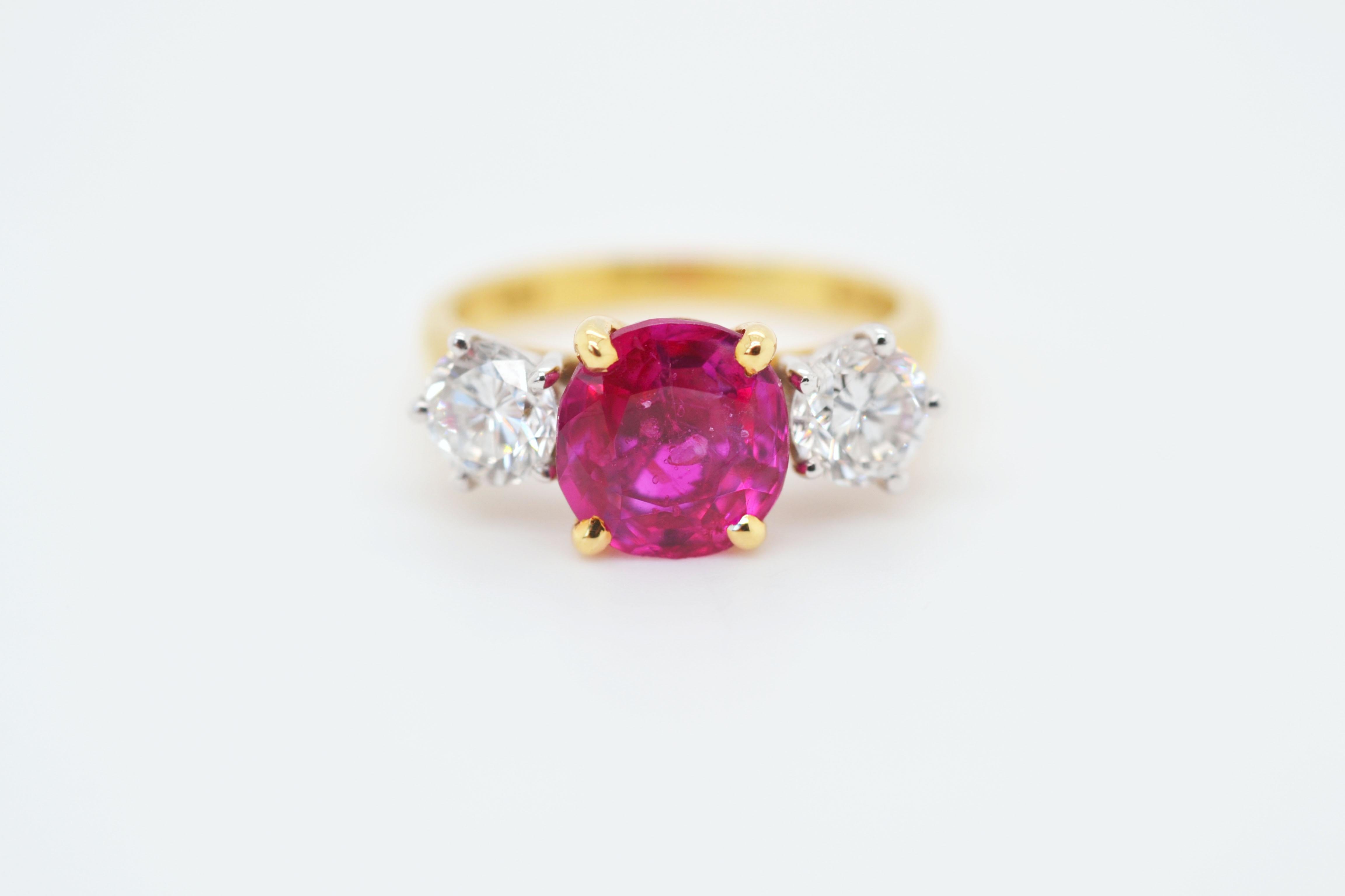 Rubin- und Diamantring mit 3 Steinen aus Gelbgold (Ovalschliff) im Angebot