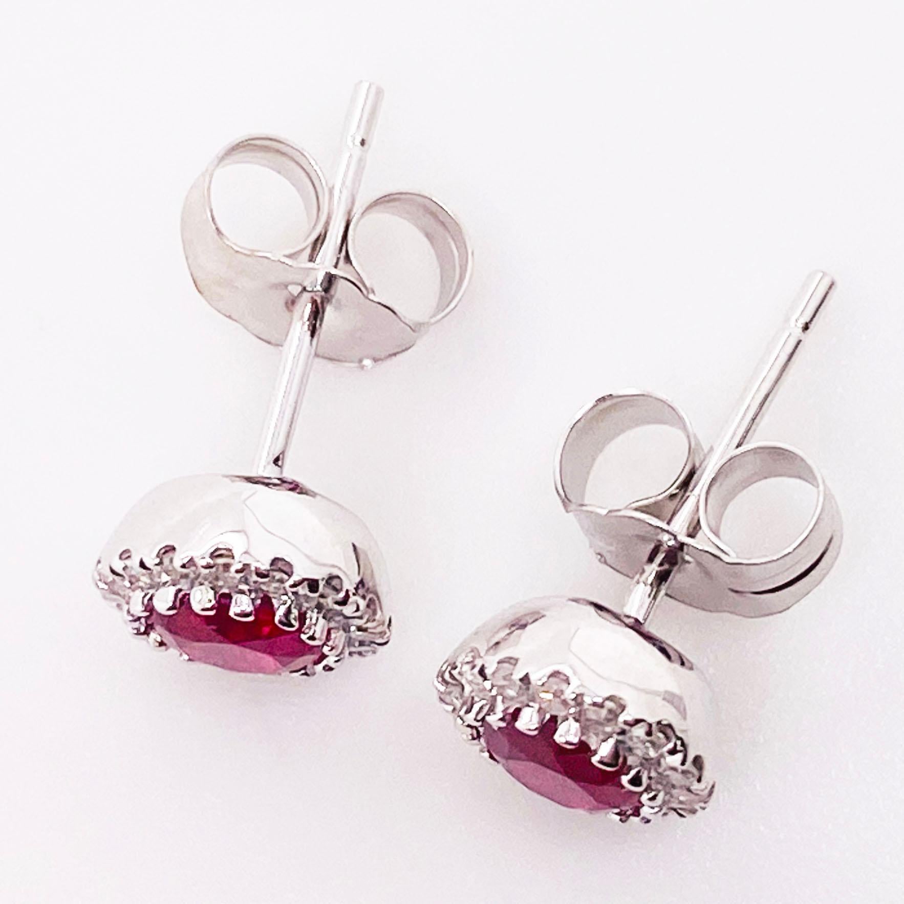 Boucles d'oreilles classiques à halo en rubis rouge et diamants, parfaites pour toutes les occasions ! Les boucles d'oreilles en pierre rubis sont composées d'un rubis rond rouge véritable serti dans un halo de diamants. Les rubis sont d'un rouge