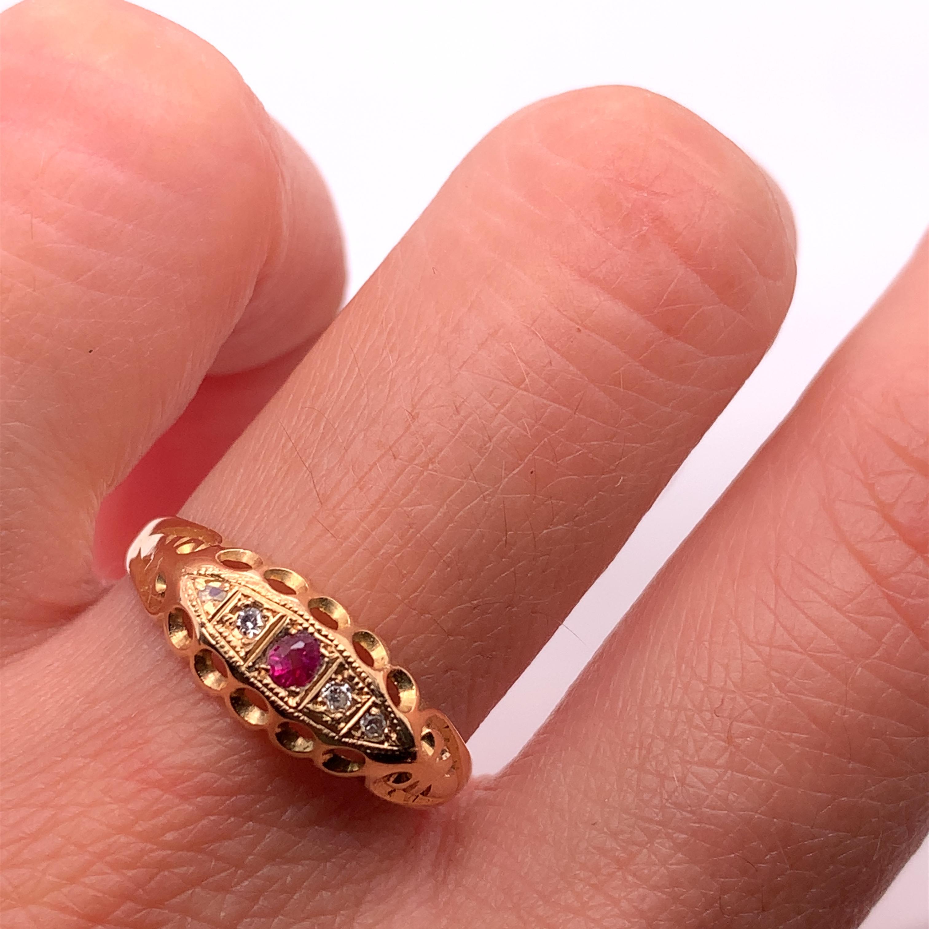 Dieser wunderschöne antike Verlobungsring besteht aus einer atemberaubenden Kombination aus einem 0,25-karätigen Rubin und einem Diamanten, gefasst in 18-karätigem Gelbgold. Der Ring verfügt über eine Pavé-Fassung mit einem runden Hauptstein und