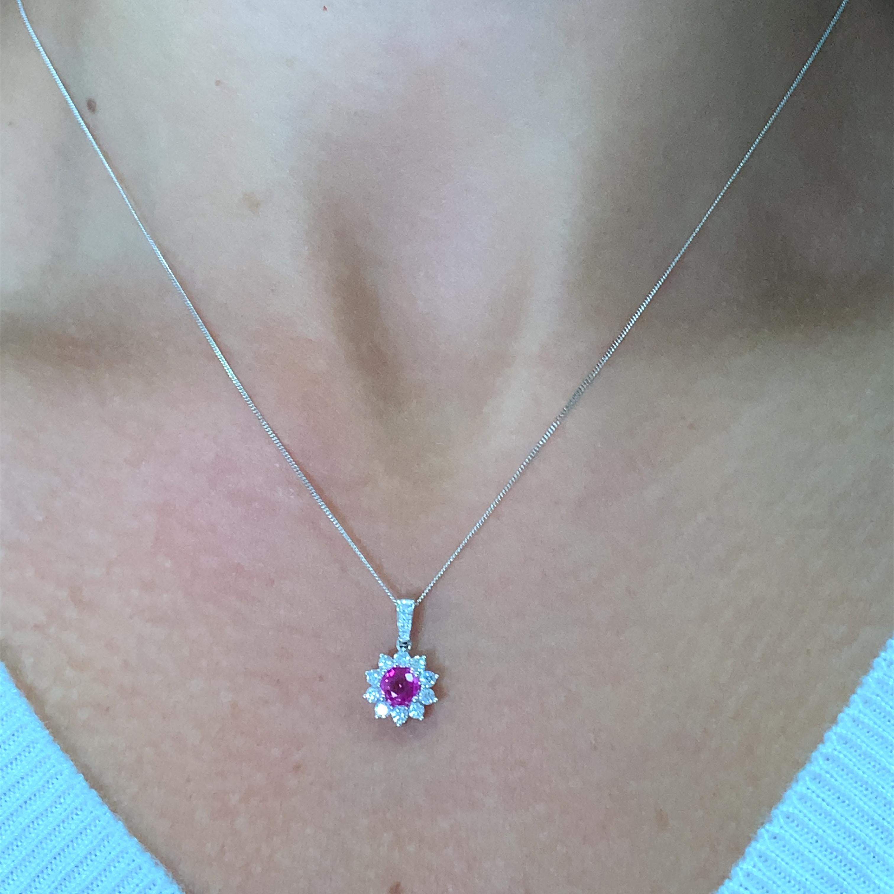 Collana con ciondolo a raggiera con rubini e diamanti da 0,90 ct. in oro bianco 18 carati.
Rubino naturale non riscaldato, peso totale 0,45 ct.
Collana con rubino e diamanti in oro bianco 18ct.
Peso totale dell'aureola di diamanti 0,45ct colore G