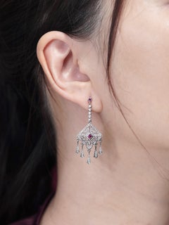 Boucles d'oreilles pendantes en or blanc 9K avec rubis et diamants de style Art Déco