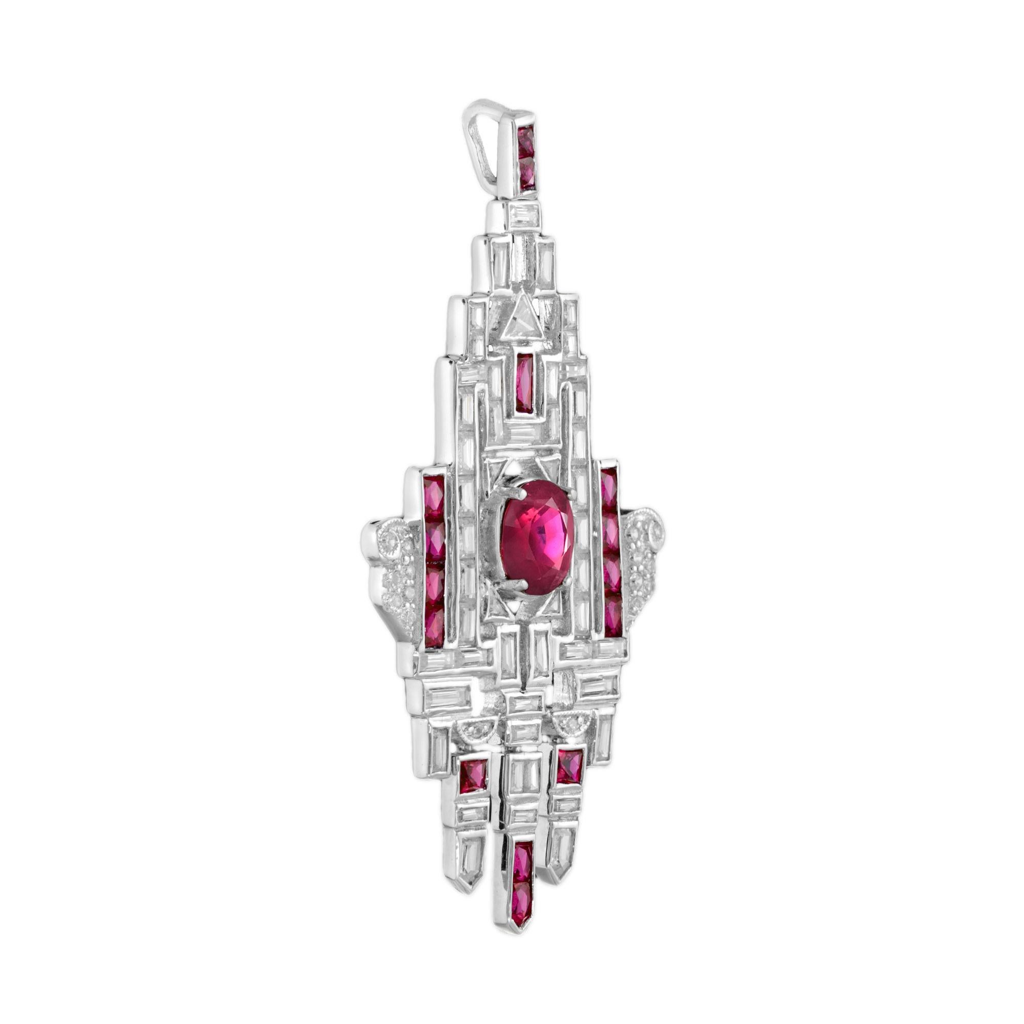 Avec une ligne graphique de rubis de taille française et de diamants multiformes, le pendentif est étonnamment unique dans le design Art déco. Le rubis ovale central pèse 1,5 carat et est encadré par un total de 5,11 diamants avec des rubis de 1,98