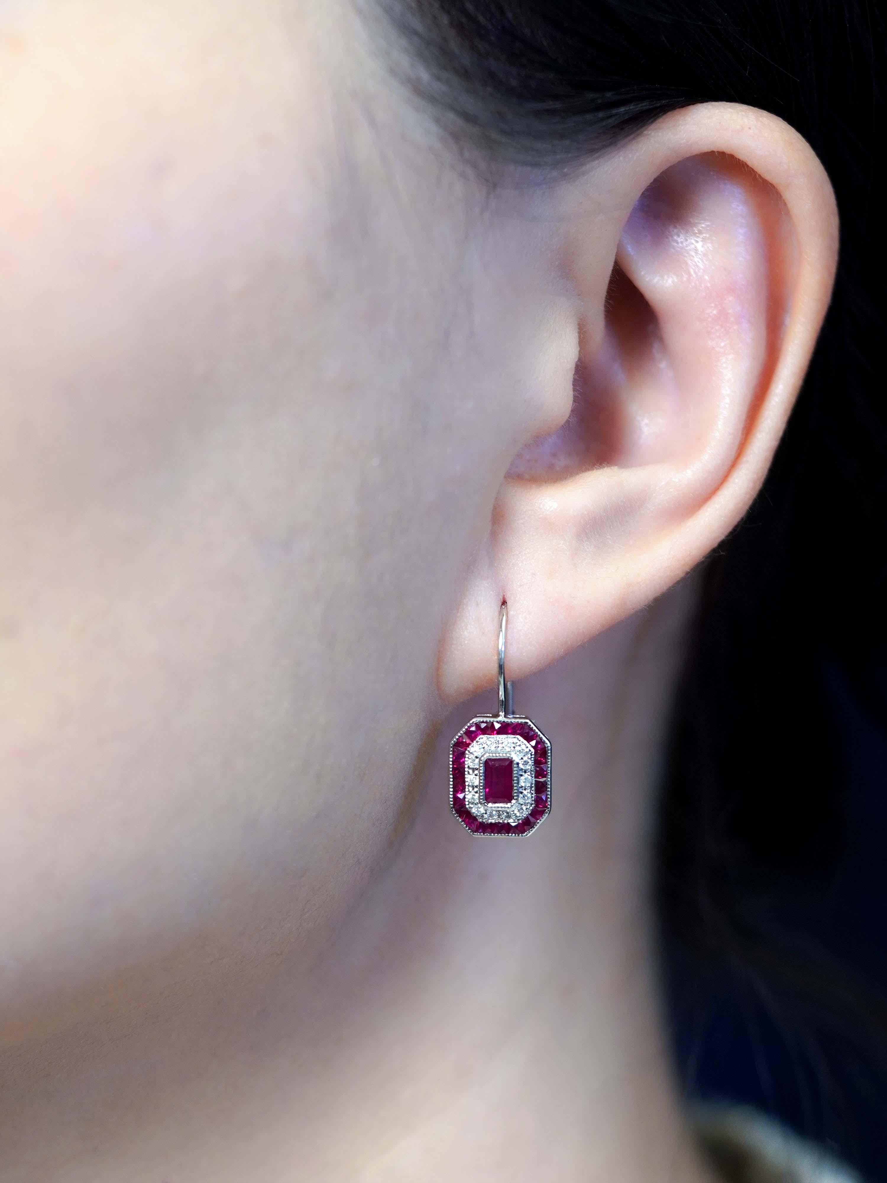 Taglio smeraldo Orecchini a leva con rubino e diamanti in stile Art Déco in oro bianco 14K in vendita