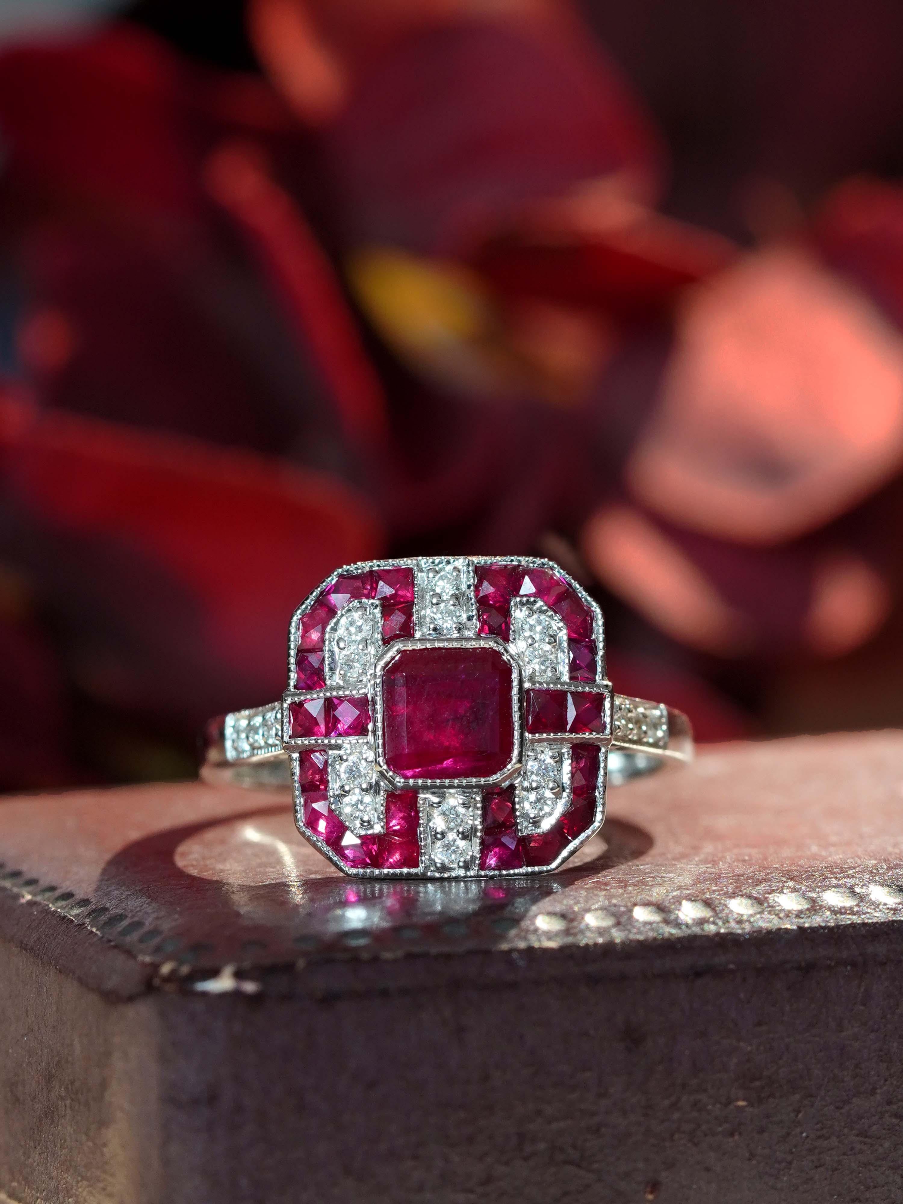 Ce fabuleux bijou de doigt, fabriqué à la main en or blanc, est charmant avec son centre en rubis pesant 1,20 carat (environ). La pierre est présentée dans un cadre octogonal rehaussé d'un petit diamant rond de transition à chaque coin, entrecoupé