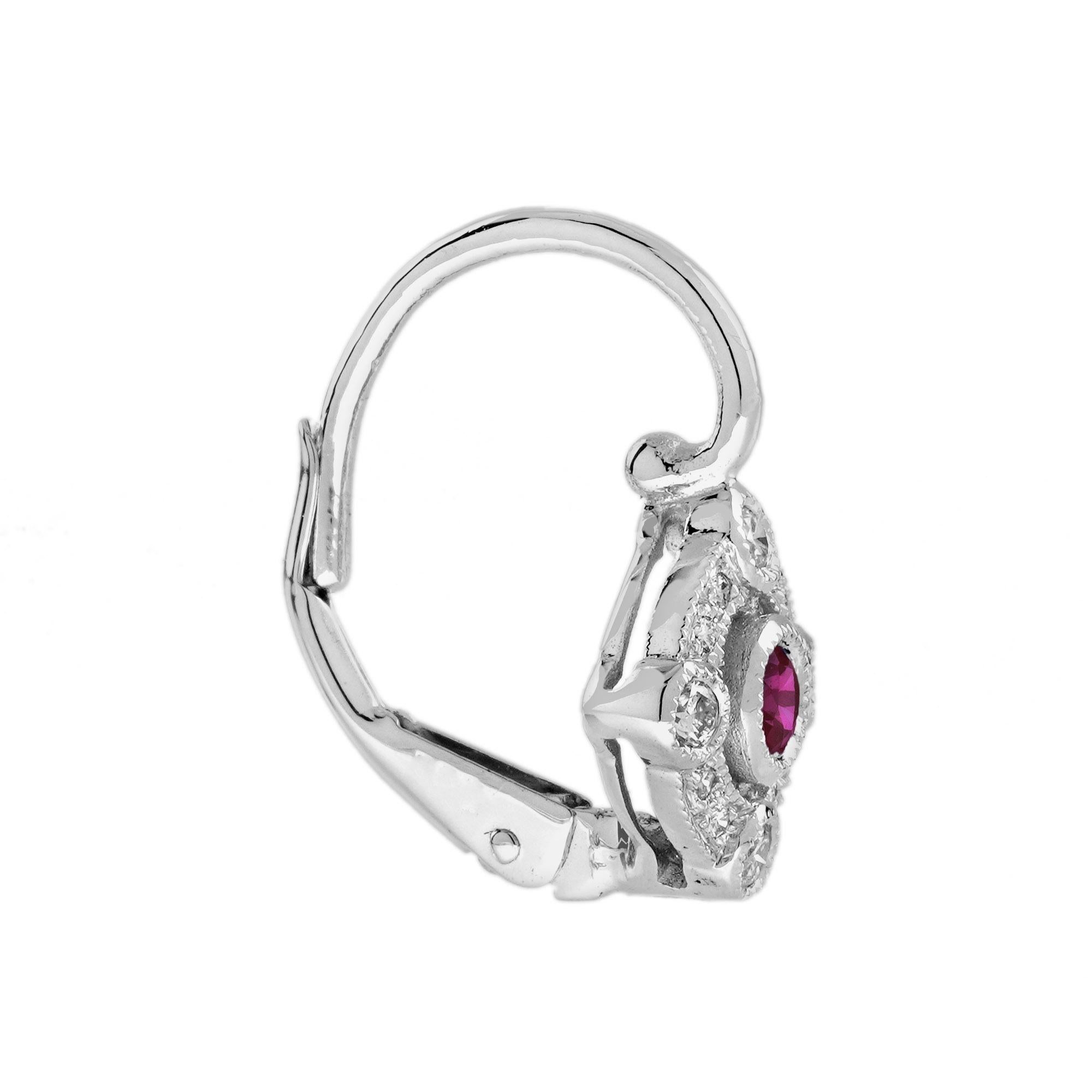 Questi splendidi orecchini a goccia di ispirazione Art Déco presentano un vibrante rubino rotondo al centro, circondato da diamanti scintillanti. L'audace design del bersaglio aggiunge una raffinatezza vintage con un tocco moderno. Realizzato in