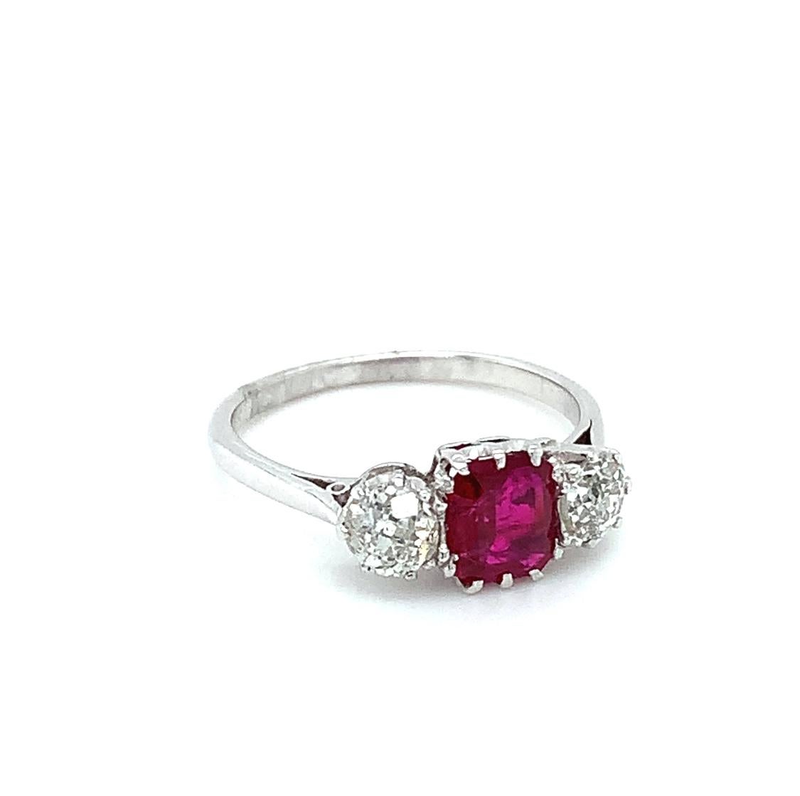 Ruby and diamond art deco trilogy engagement ring platinum In New Condition For Sale In London, GB