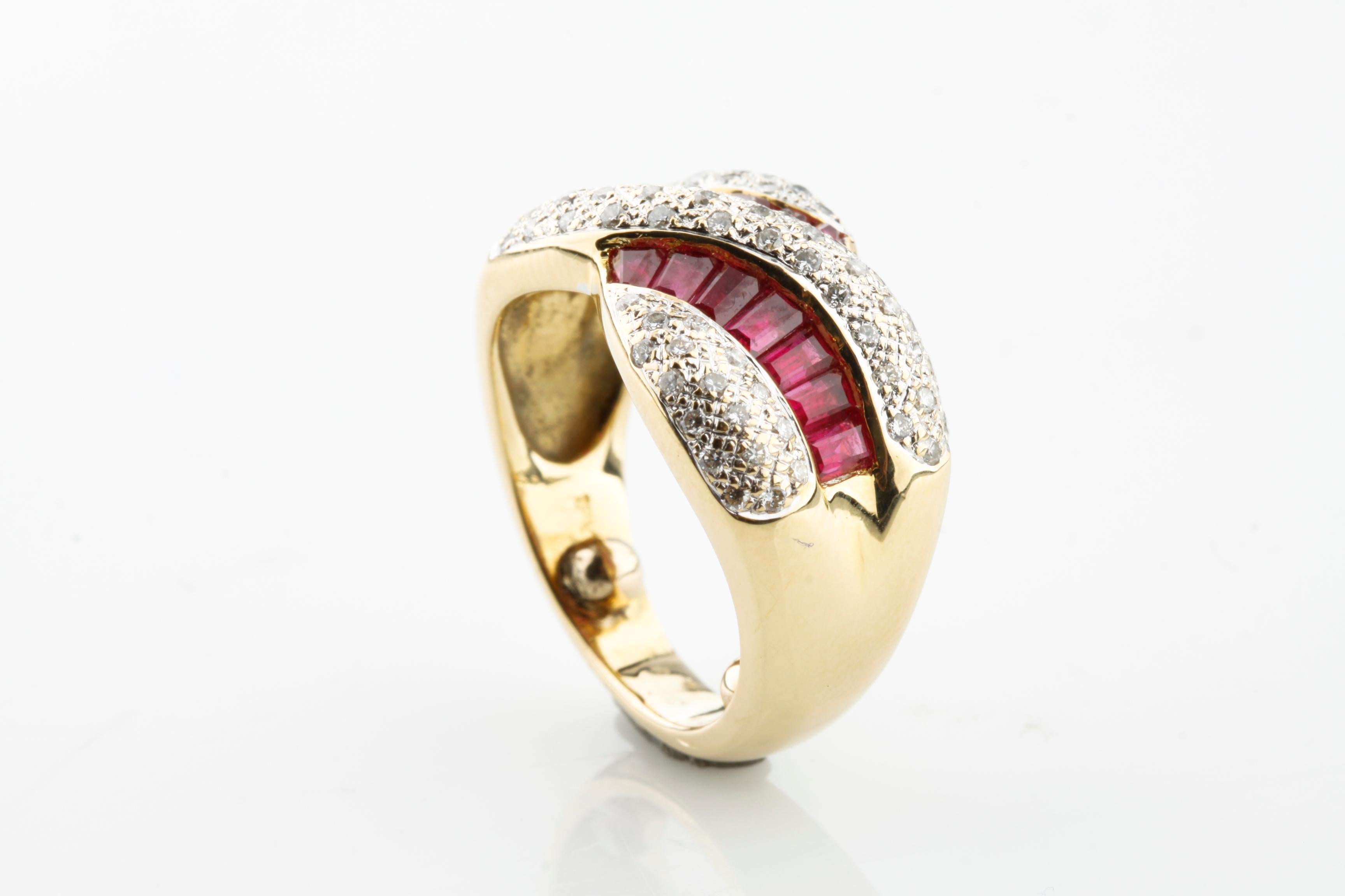 Ring mit Rubin und Diamant im Baguetteschliff aus 18 Karat Gelbgold im Zustand „Hervorragend“ im Angebot in Sherman Oaks, CA