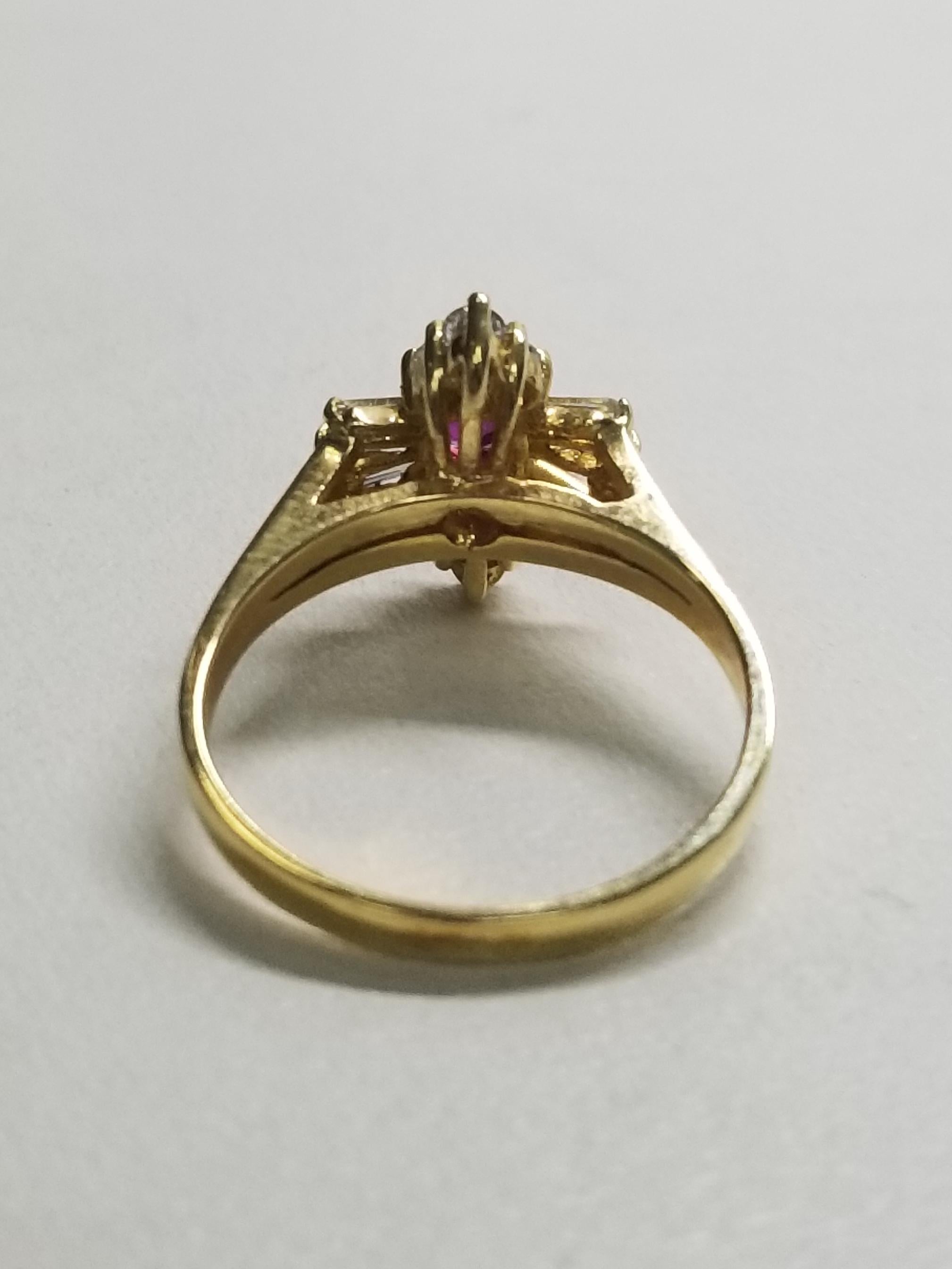 Contemporaneo Anello Baguette con rubino e diamanti in vendita