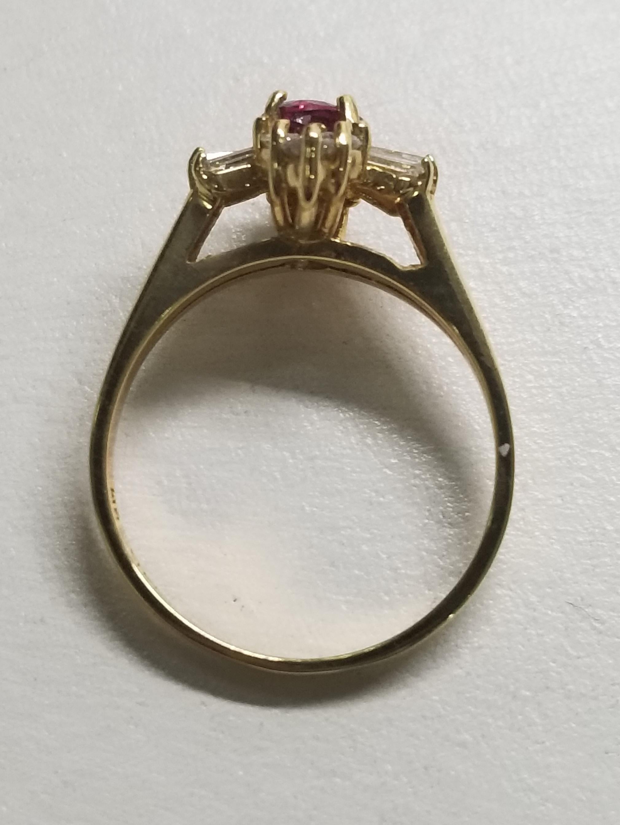 Taglio rotondo Anello Baguette con rubino e diamanti in vendita